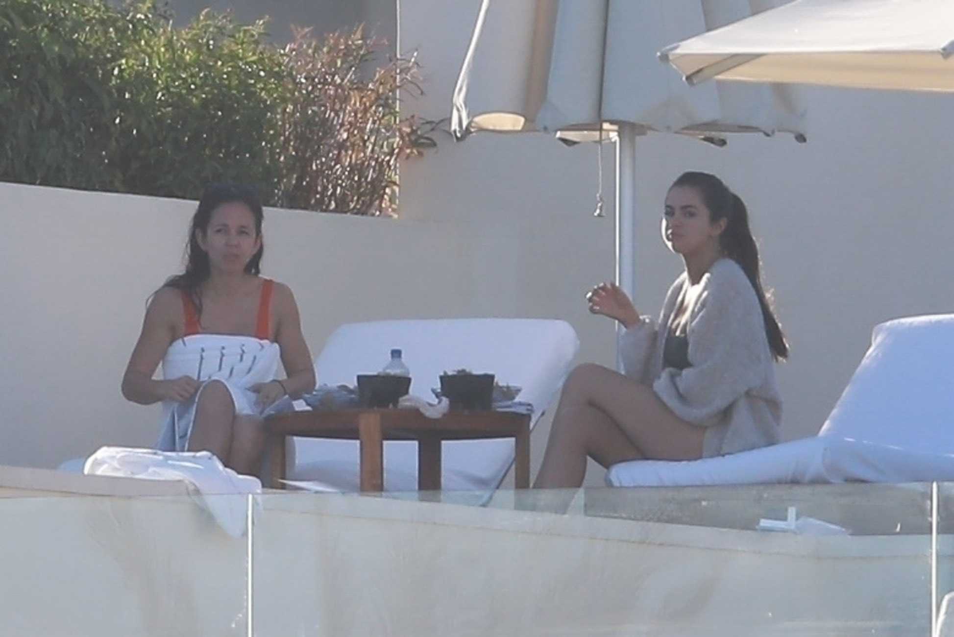 Selena_Gomez_-_Looks_stunning_on_the_beach_in_Cabo_San_Lucas2C_Mexico_February_92C_2019-11.jpg