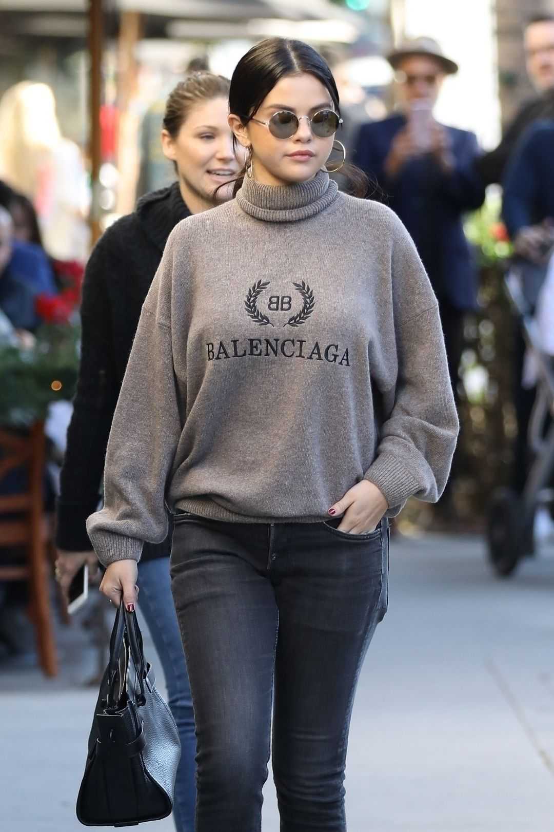 Selena_Gomez_-_Looks_stylish_as_she_steps_out_for_lunch_in_Beverly_Hills2C_CA_December_292C_2018-03.jpg