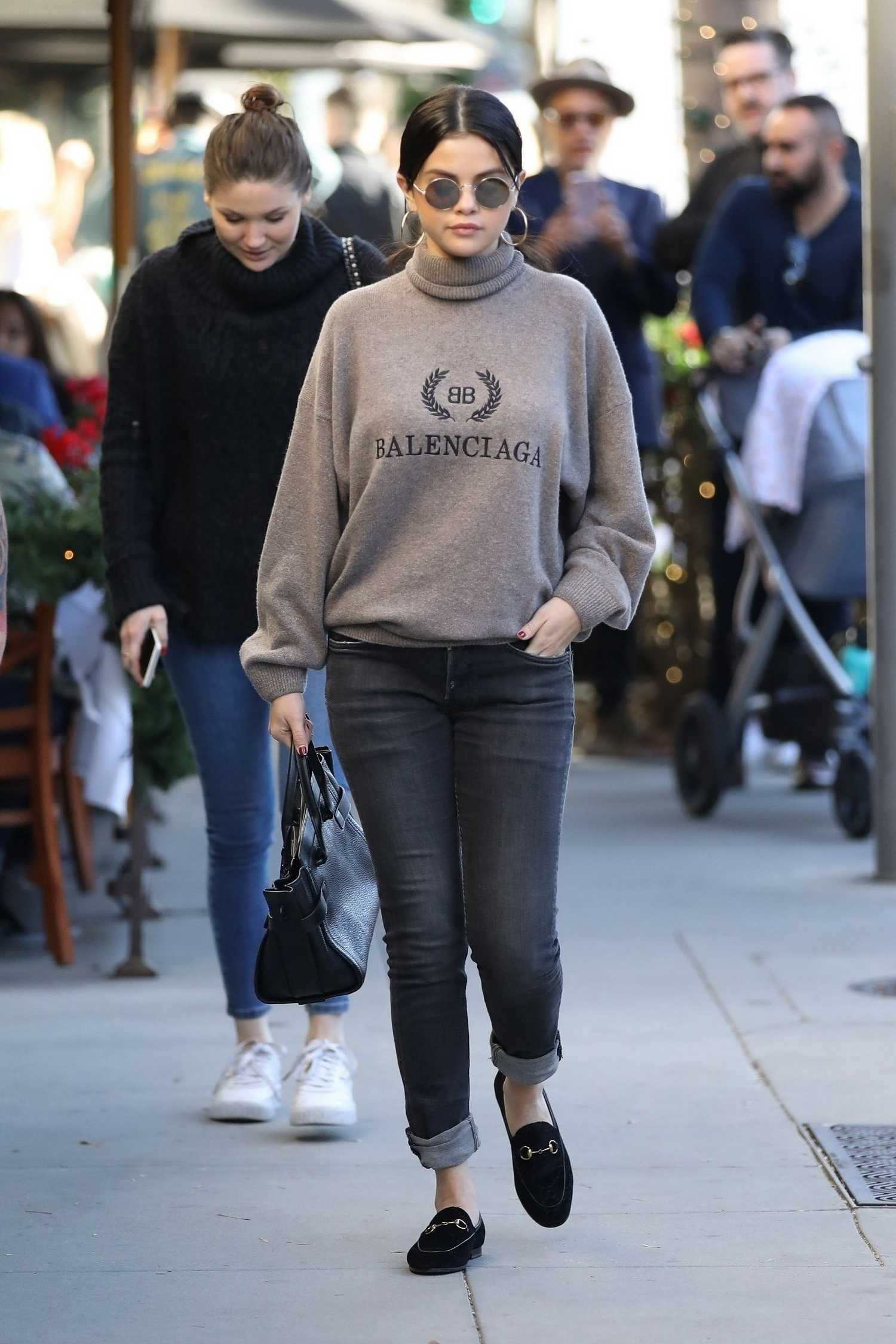 Selena_Gomez_-_Looks_stylish_as_she_steps_out_for_lunch_in_Beverly_Hills2C_CA_December_292C_2018-04.jpg