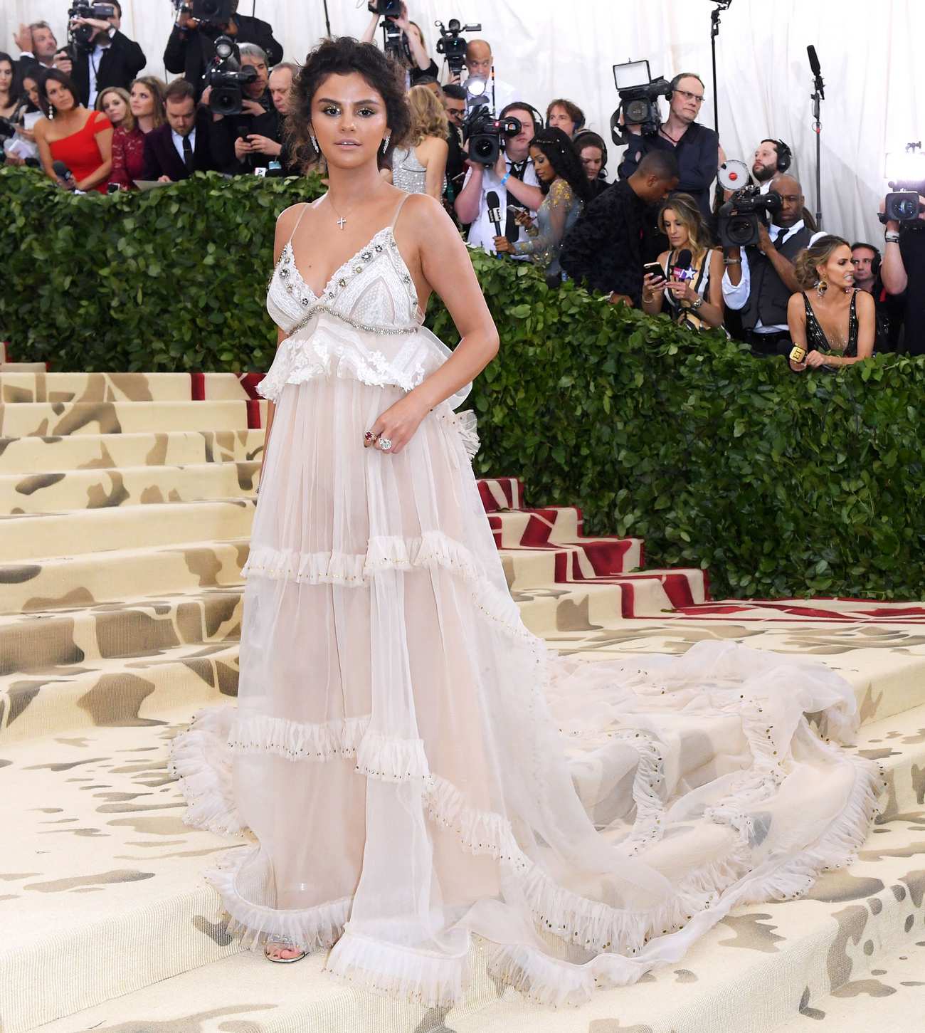 Selena_Gomez_-_MET_Gala__18_on_May_7-01.jpg