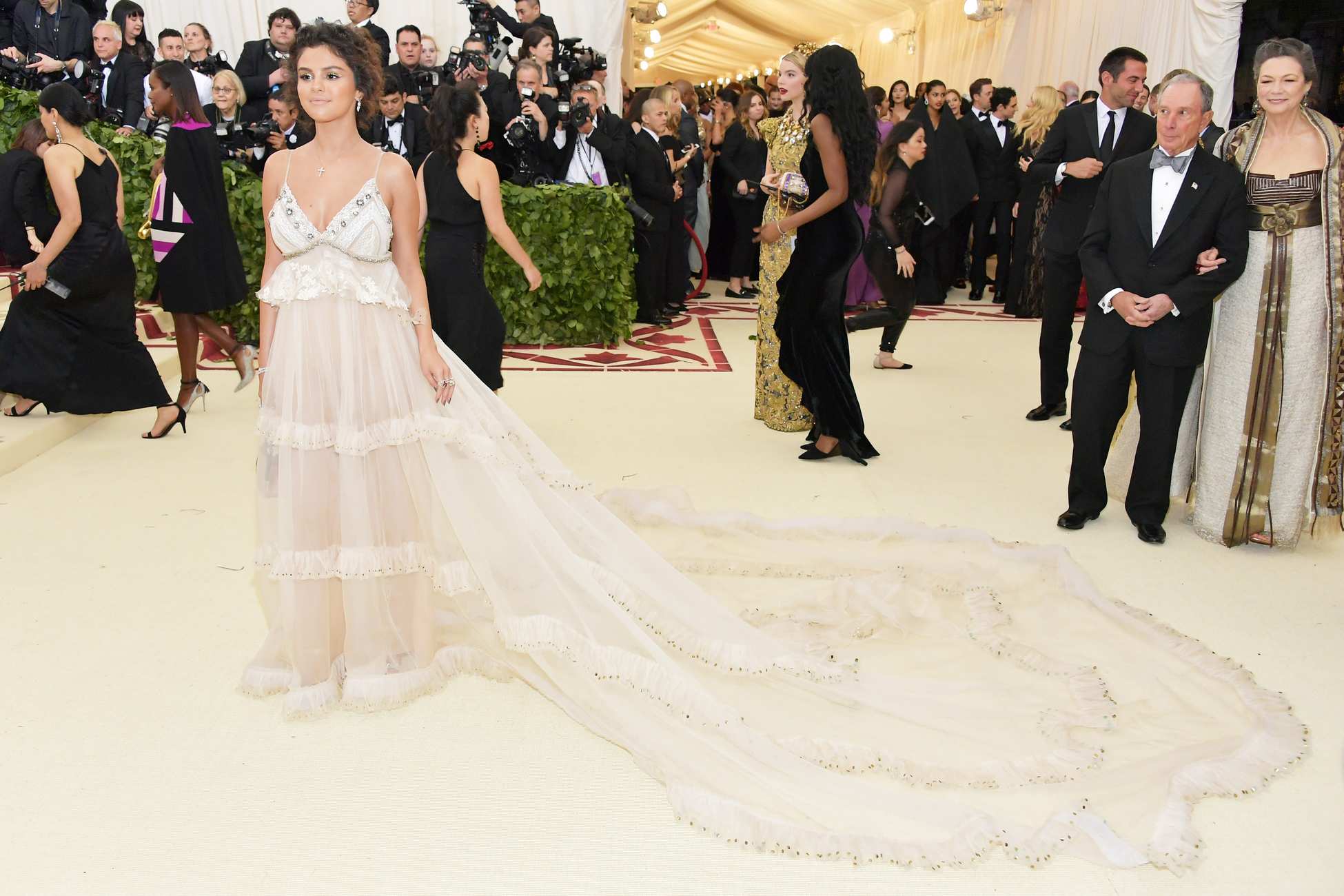 Selena_Gomez_-_MET_Gala__18_on_May_7-07.jpg