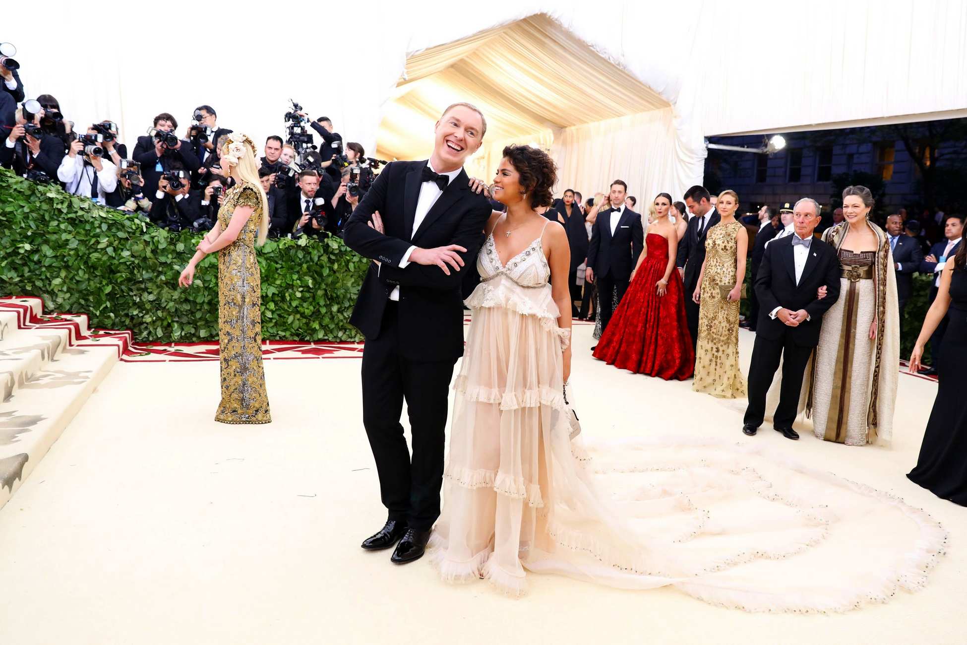 Selena_Gomez_-_MET_Gala__18_on_May_7-12~0.jpg