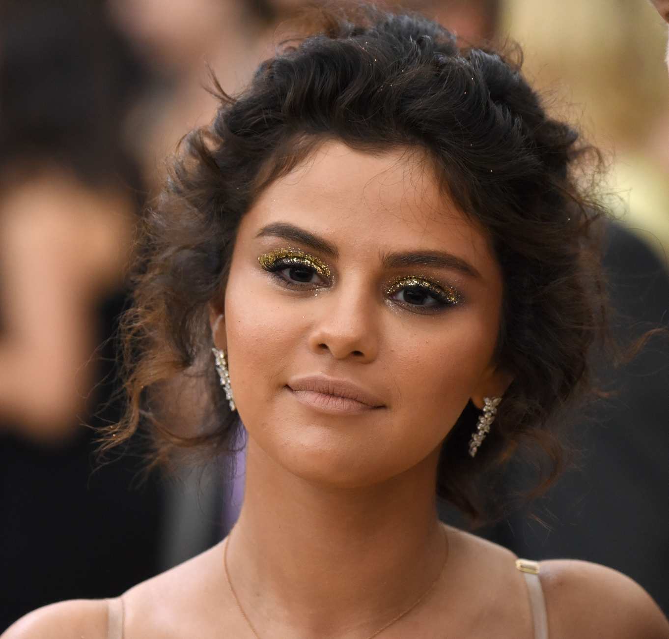 Selena_Gomez_-_MET_Gala__18_on_May_7-14~0.jpg