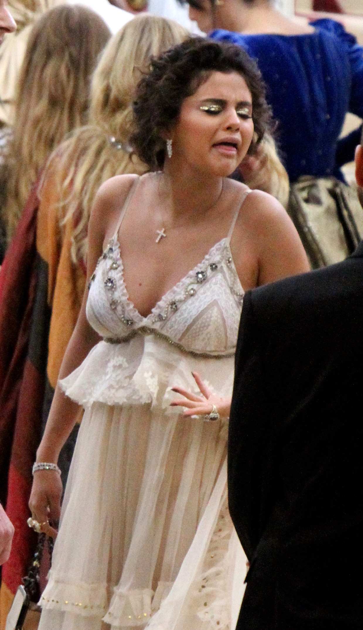 Selena_Gomez_-_MET_Gala__18_on_May_7-17.jpg