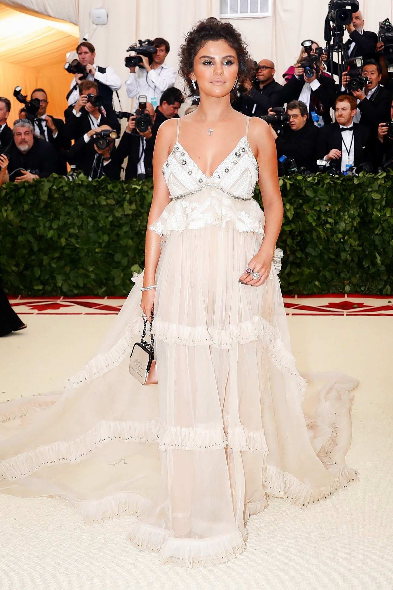 Selena_Gomez_-_MET_Gala__18_on_May_7-18~0.jpg