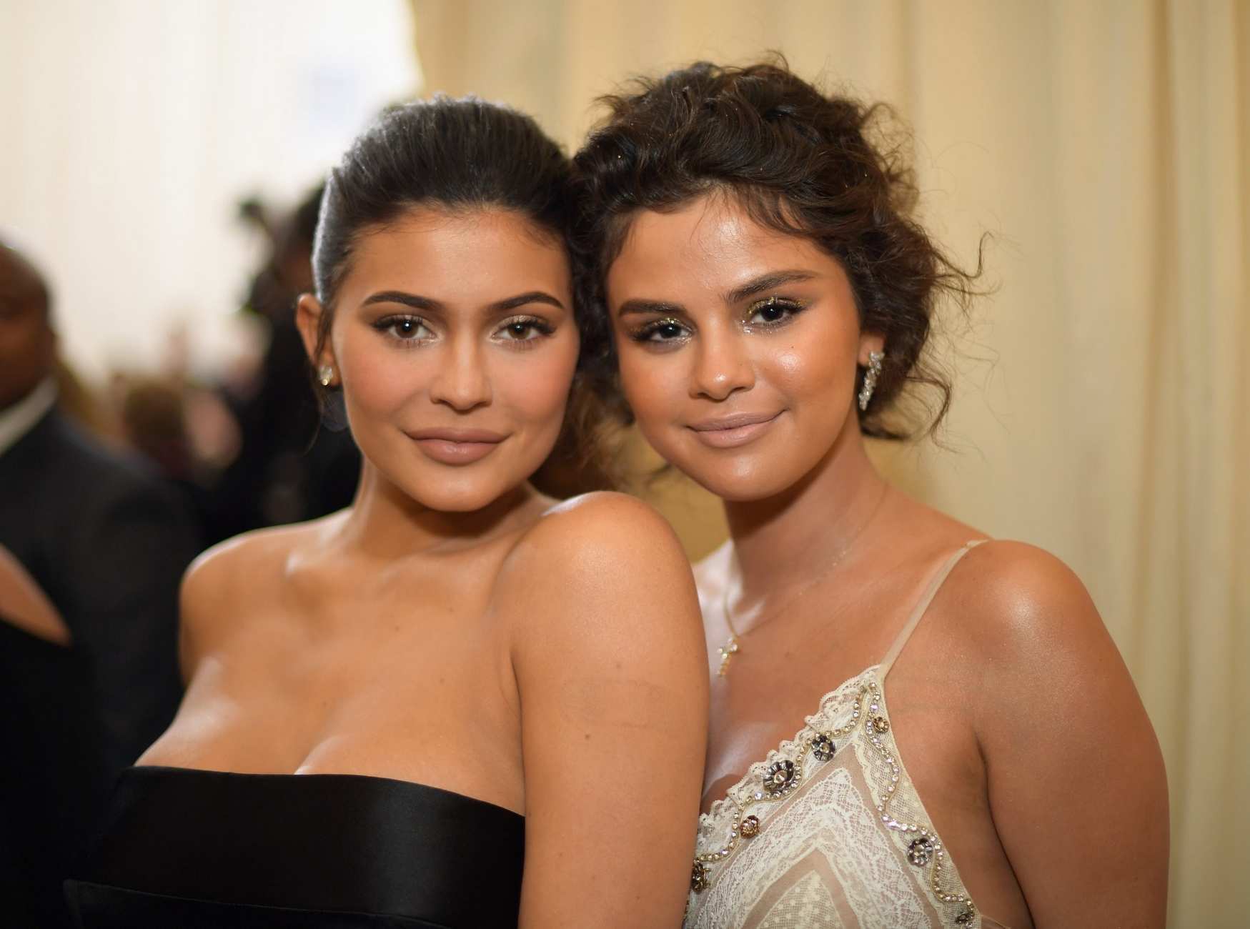 Selena_Gomez_-_MET_Gala__18_on_May_7-20.jpg