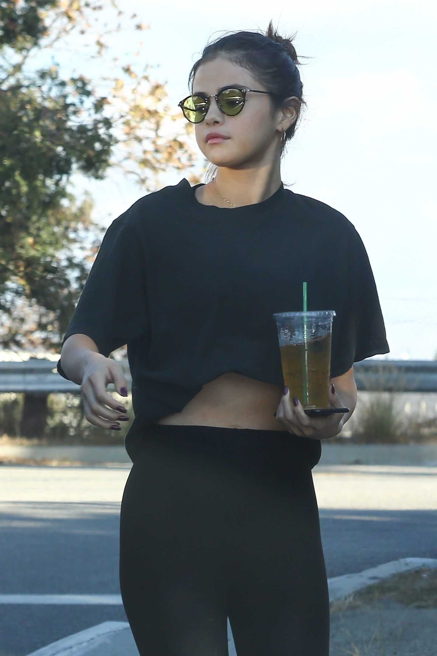 Selena_Gomez_-_Makes_a_stop_to_grab_an_iced_tea_in_LA_on_November_5-06.jpg