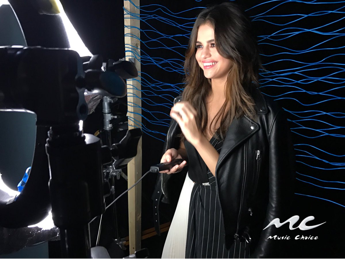 Selena_Gomez_-_Music_Choice_in_New_York_5BBackstage5D_on_June_5-04.jpg
