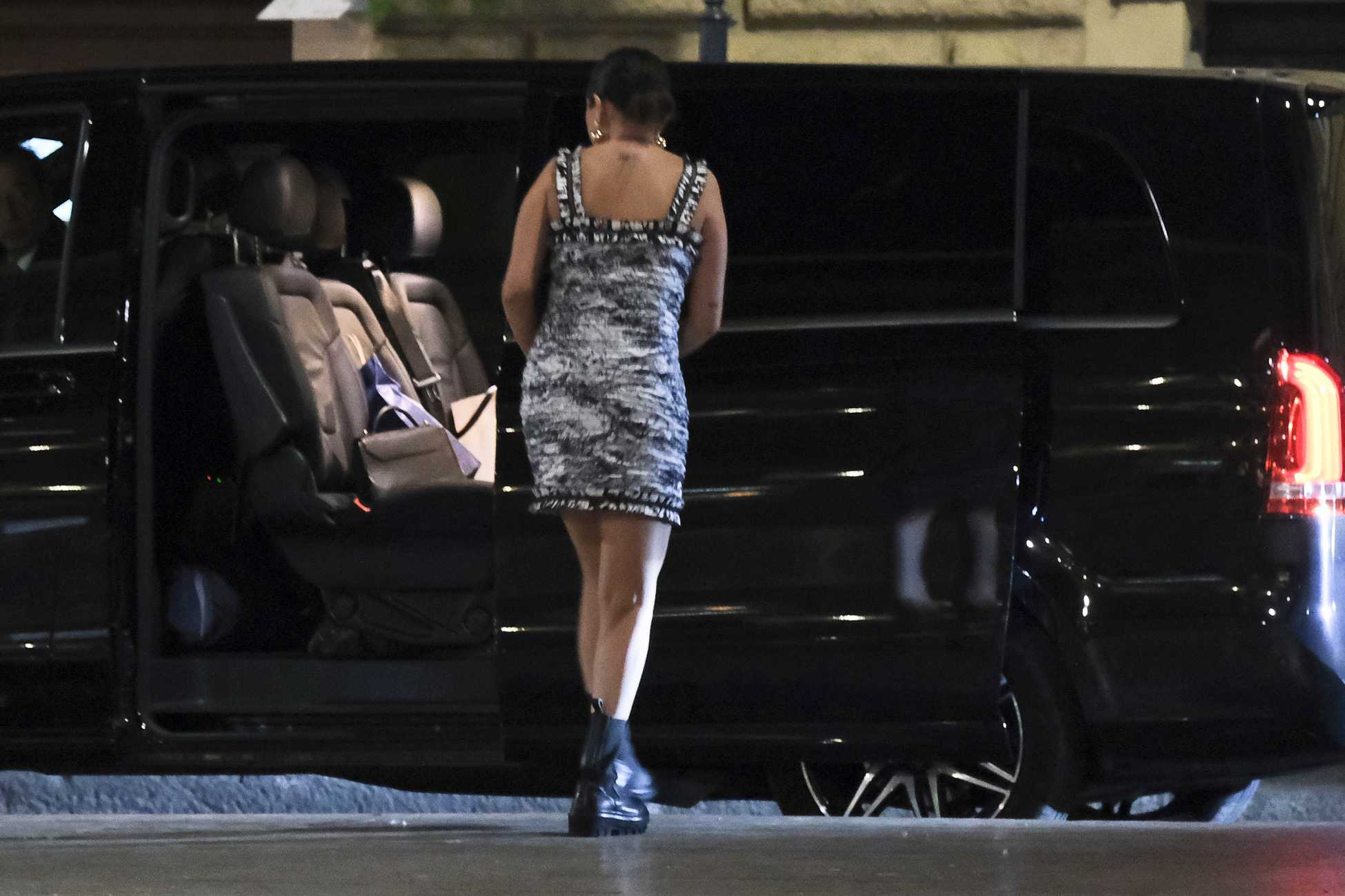 Selena_Gomez_-_Night_Out_in_Rome_0806202203.jpg
