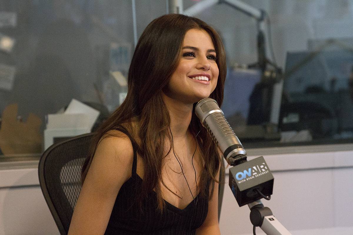 Selena_Gomez_-_On_Air_with_Ryan_Seacrest_on_June_9-05.jpg