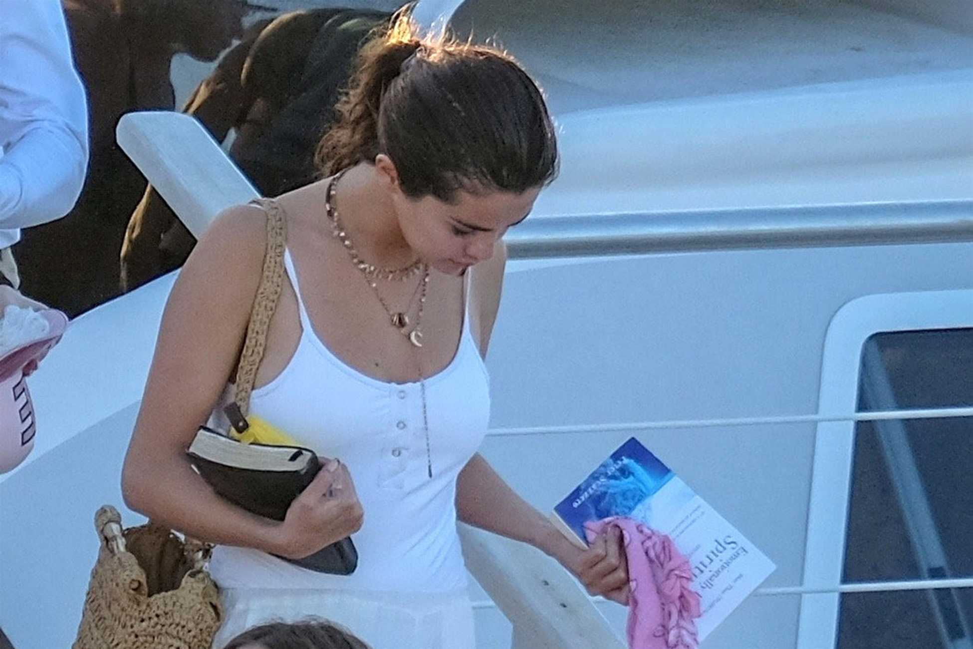 Selena_Gomez_-_On_a_boat_in_Montego_Bay2C_Jamaica_on_February_202C_2018-01.jpg