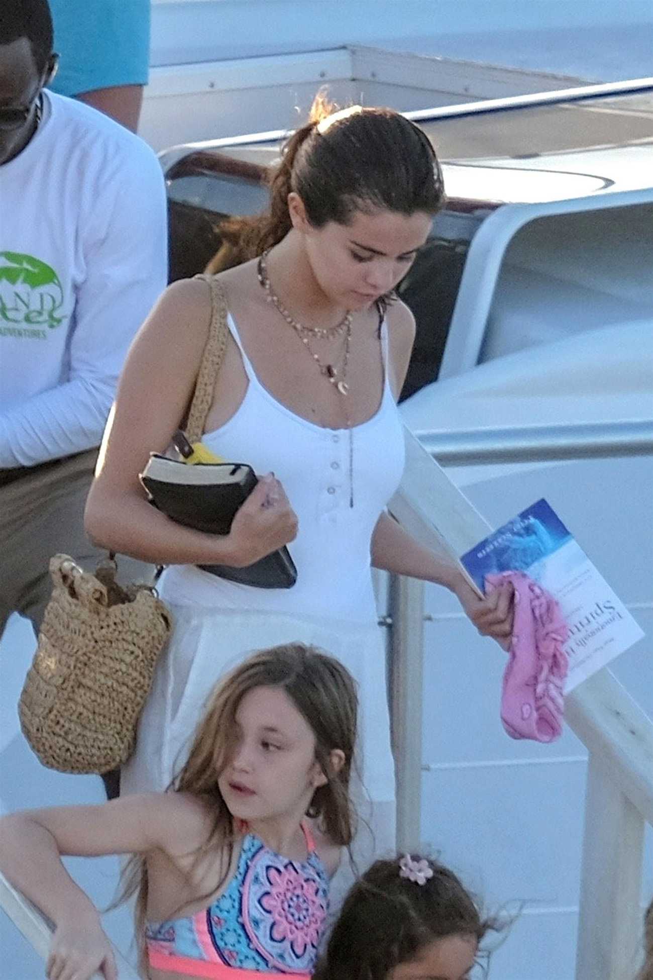 Selena_Gomez_-_On_a_boat_in_Montego_Bay2C_Jamaica_on_February_202C_2018-05.jpg