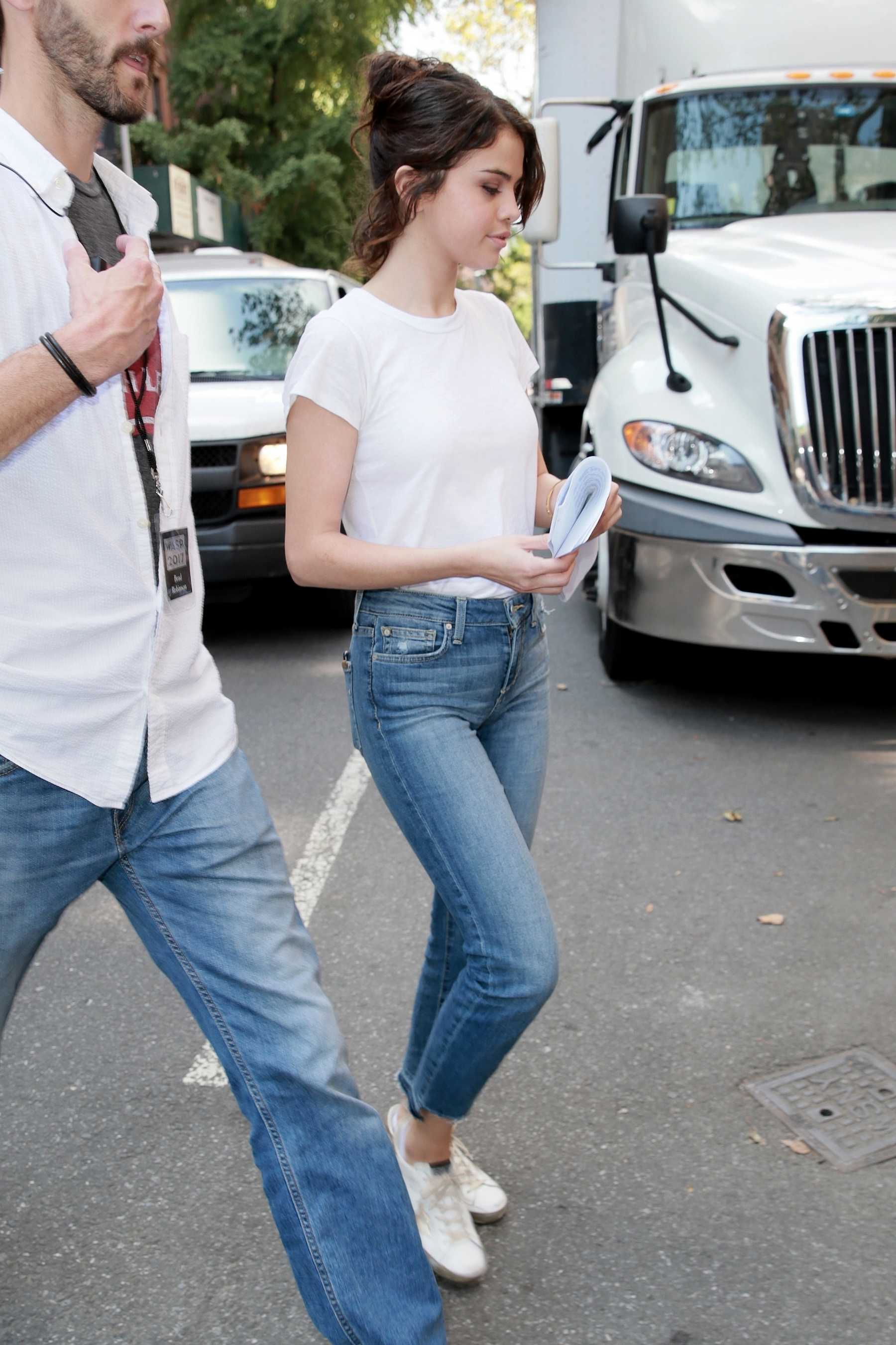 Selena_Gomez_-_On_the_set_of_Woody_Allen_film_in_NYC_on_September_14-25.jpg