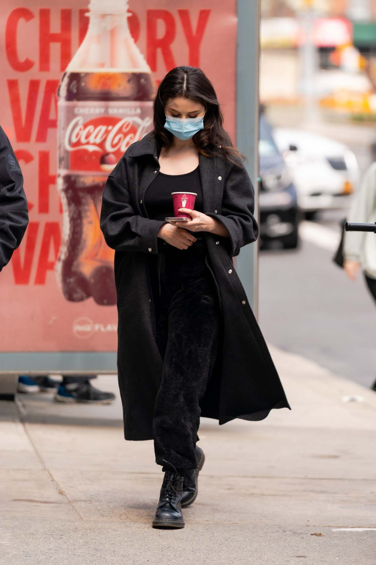Selena_Gomez_-_On_the_set_of__Only_Murders_in_the_Building__in_New_York_April_92C_2021_01.jpg