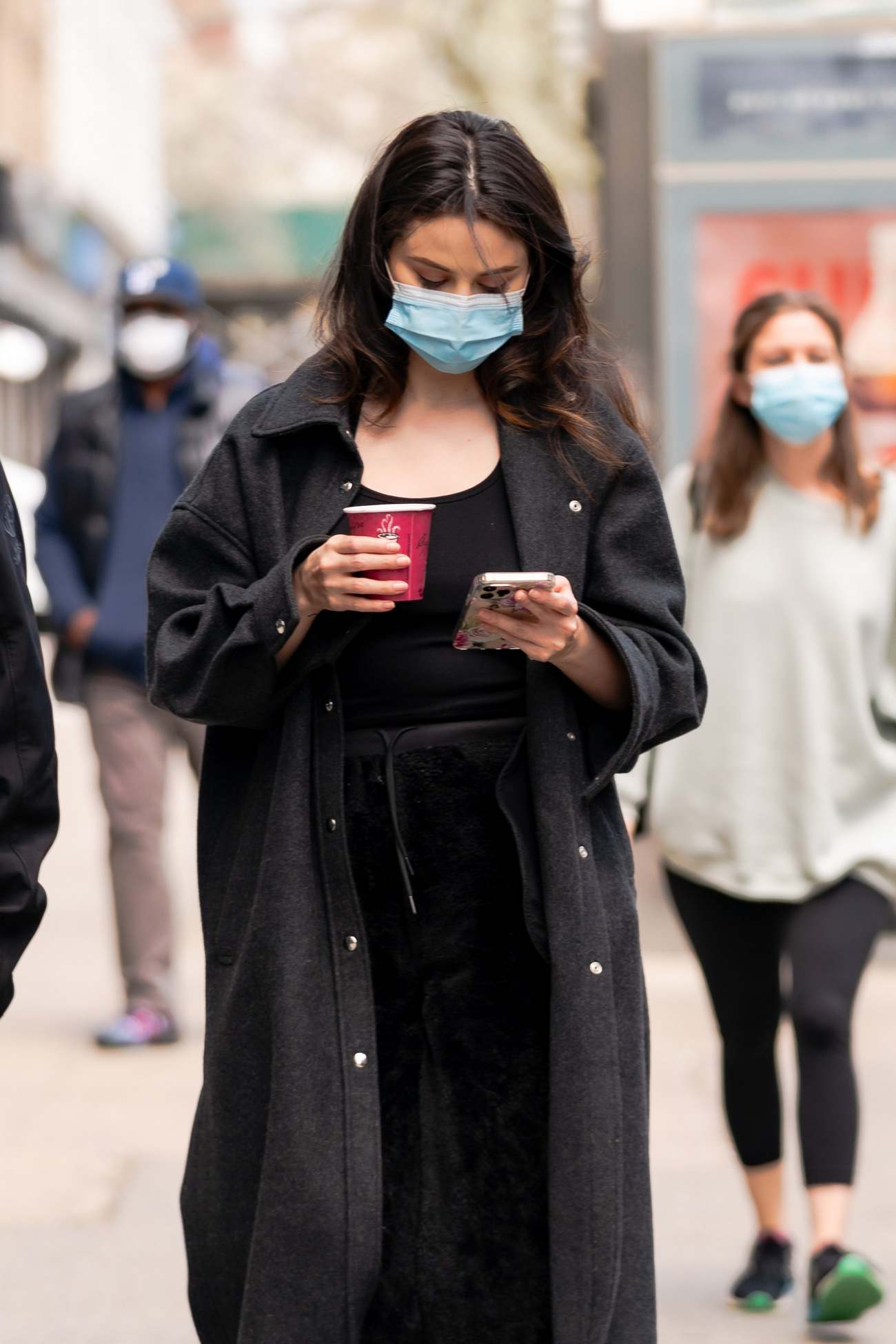Selena_Gomez_-_On_the_set_of__Only_Murders_in_the_Building__in_New_York_April_92C_2021_04.jpg