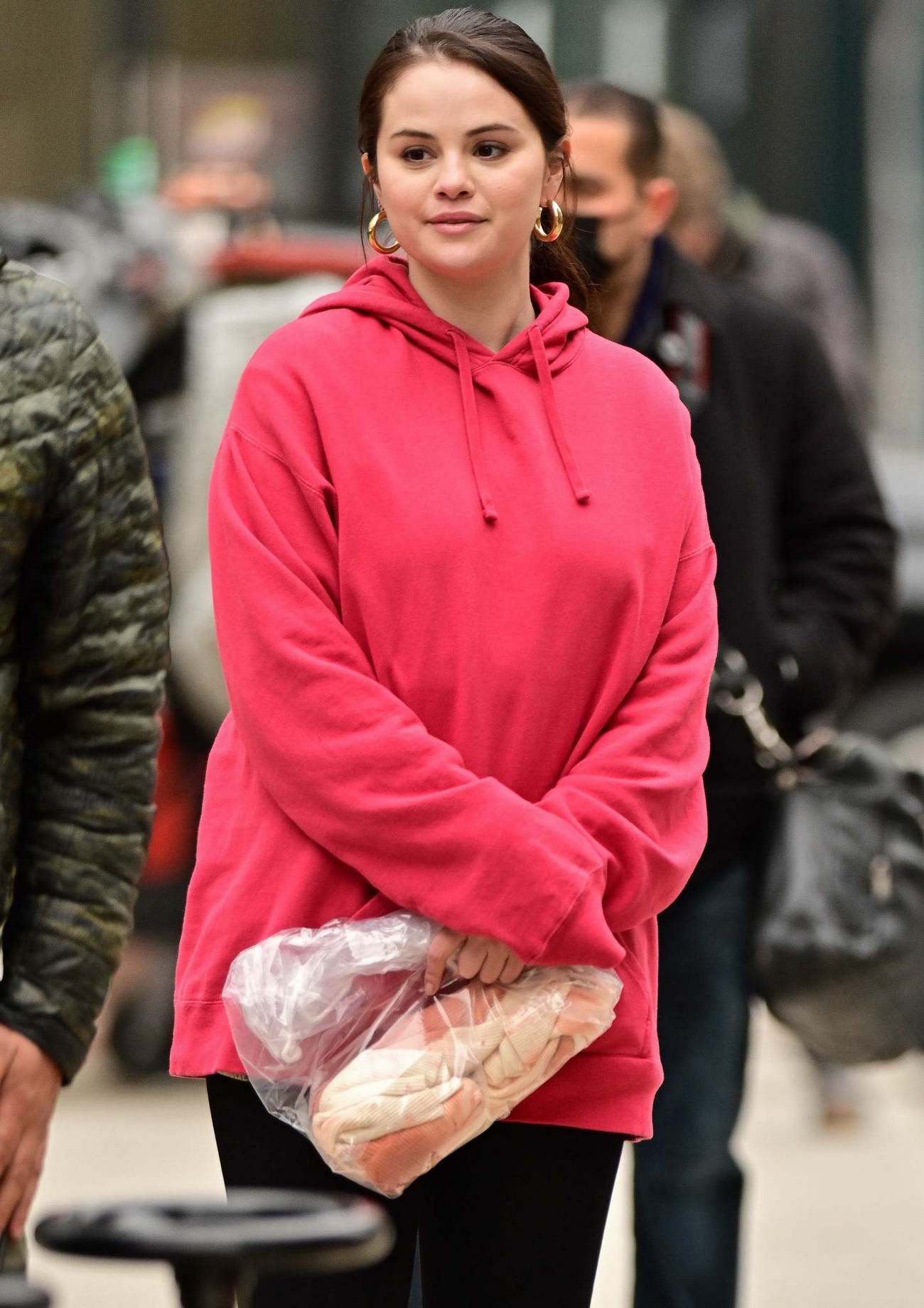 Selena_Gomez_-_Only_Murders_in_the_Building_at_the_Supreme_Courthouse_in_Long_Island2C_New_York_December_82C_202104.jpg