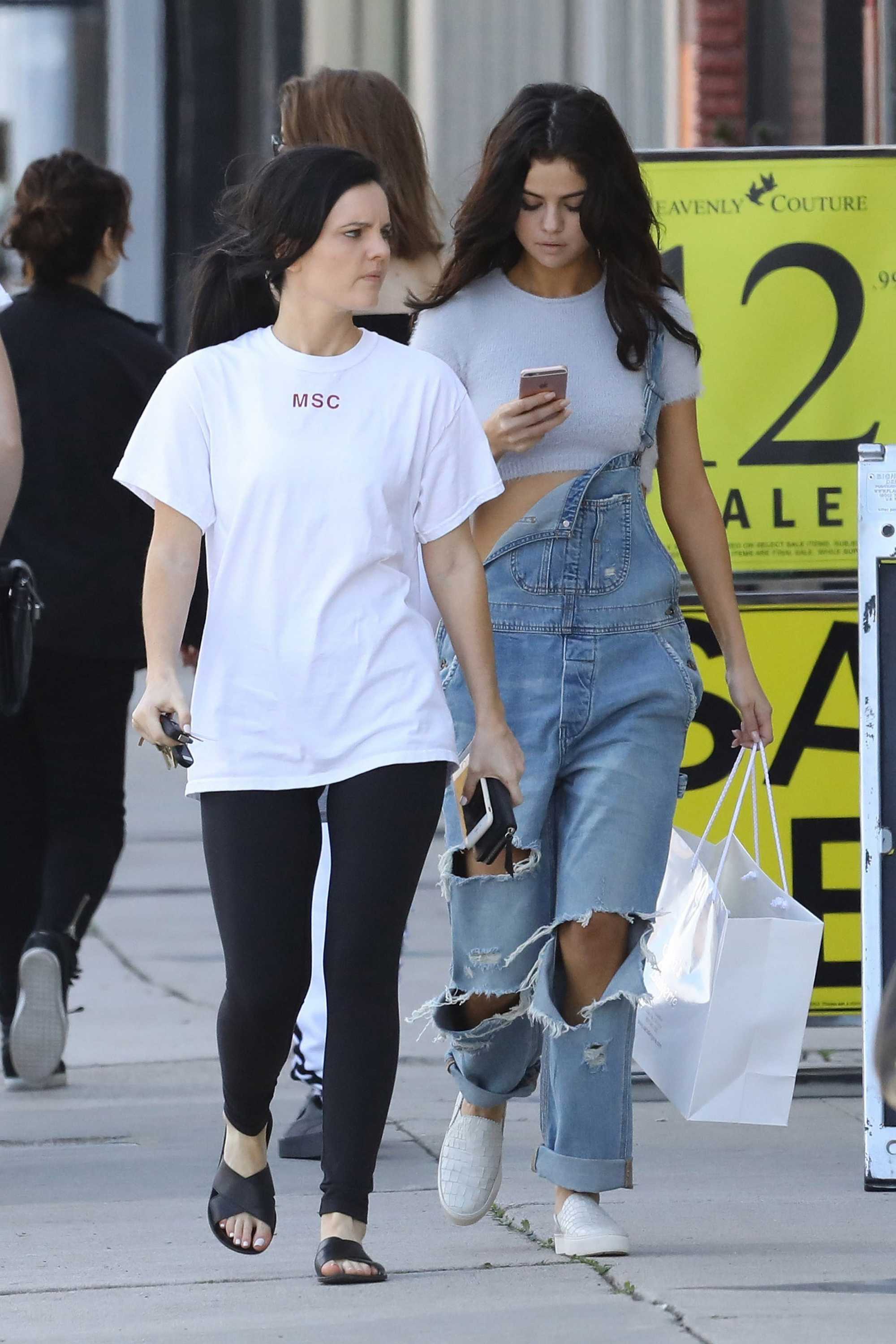 Selena_Gomez_-_Out_and_about_in_Los_Angeles_on_Feb_11-16.jpg