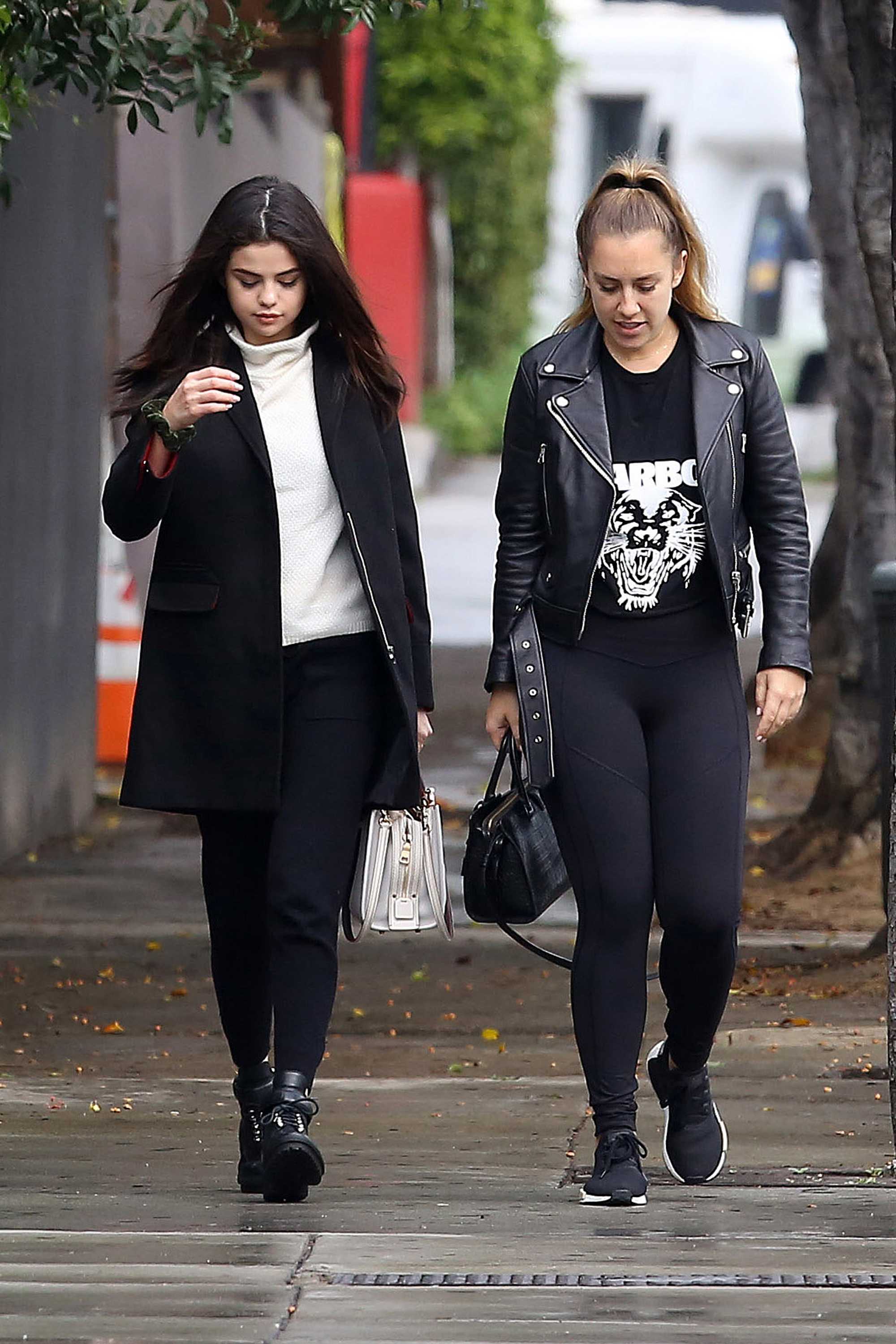 Selena_Gomez_-_Out_and_about_in_Los_Angeles_on_Feb_21-03.jpg