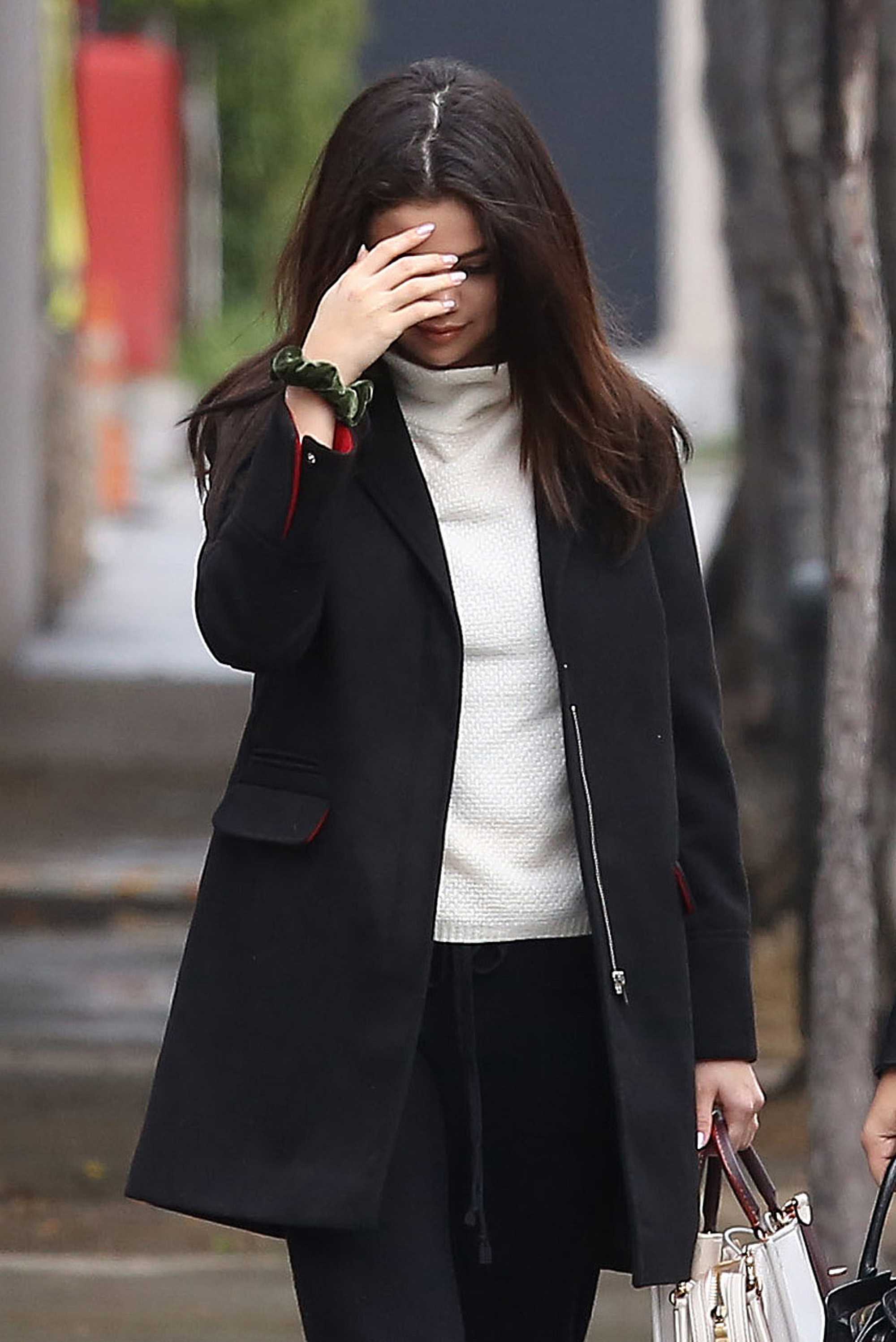 Selena_Gomez_-_Out_and_about_in_Los_Angeles_on_Feb_21-10.jpg