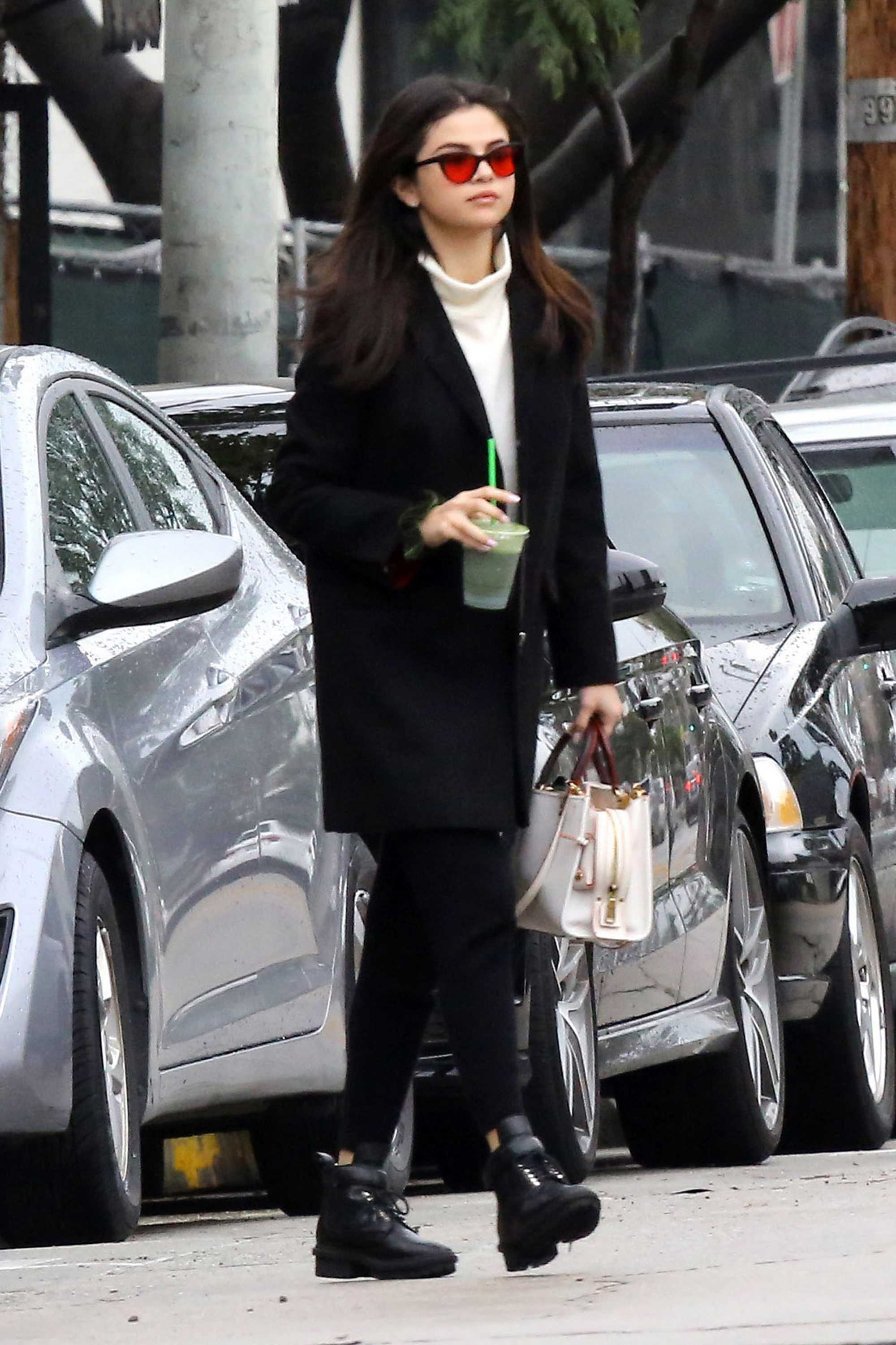 Selena_Gomez_-_Out_and_about_in_Los_Angeles_on_Feb_21-21.jpg