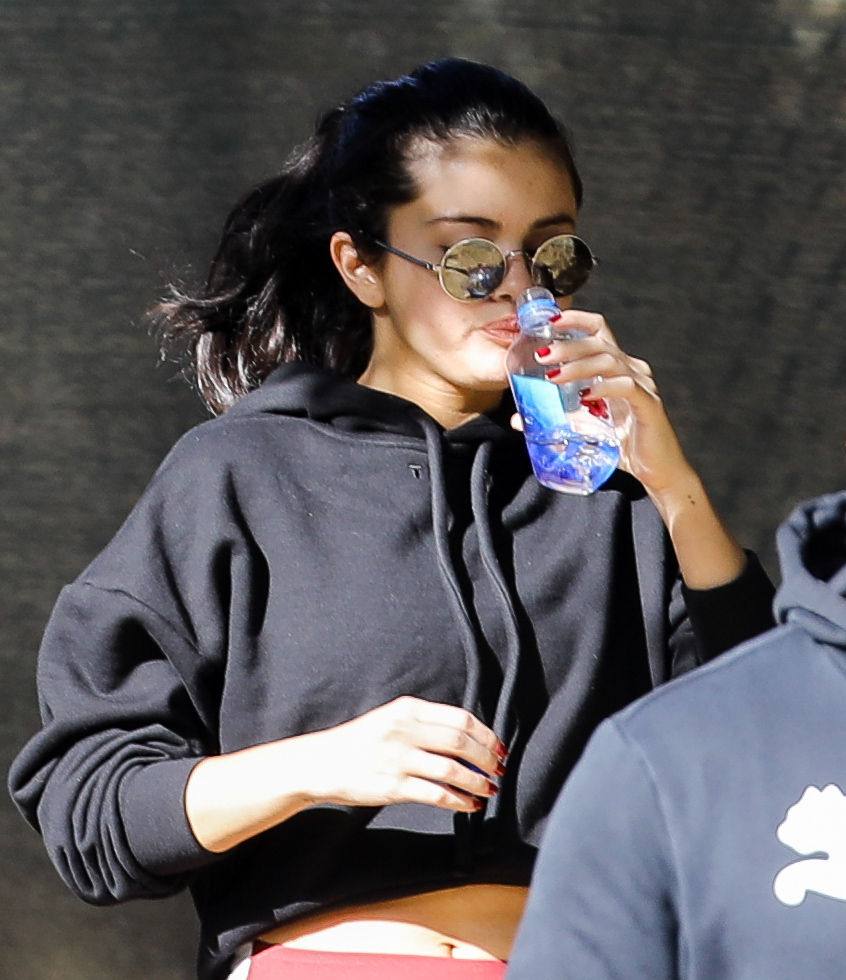 Selena_Gomez_-_Out_for_a_hike_in_Los_Angeles2C_2018-12-22-10.jpg