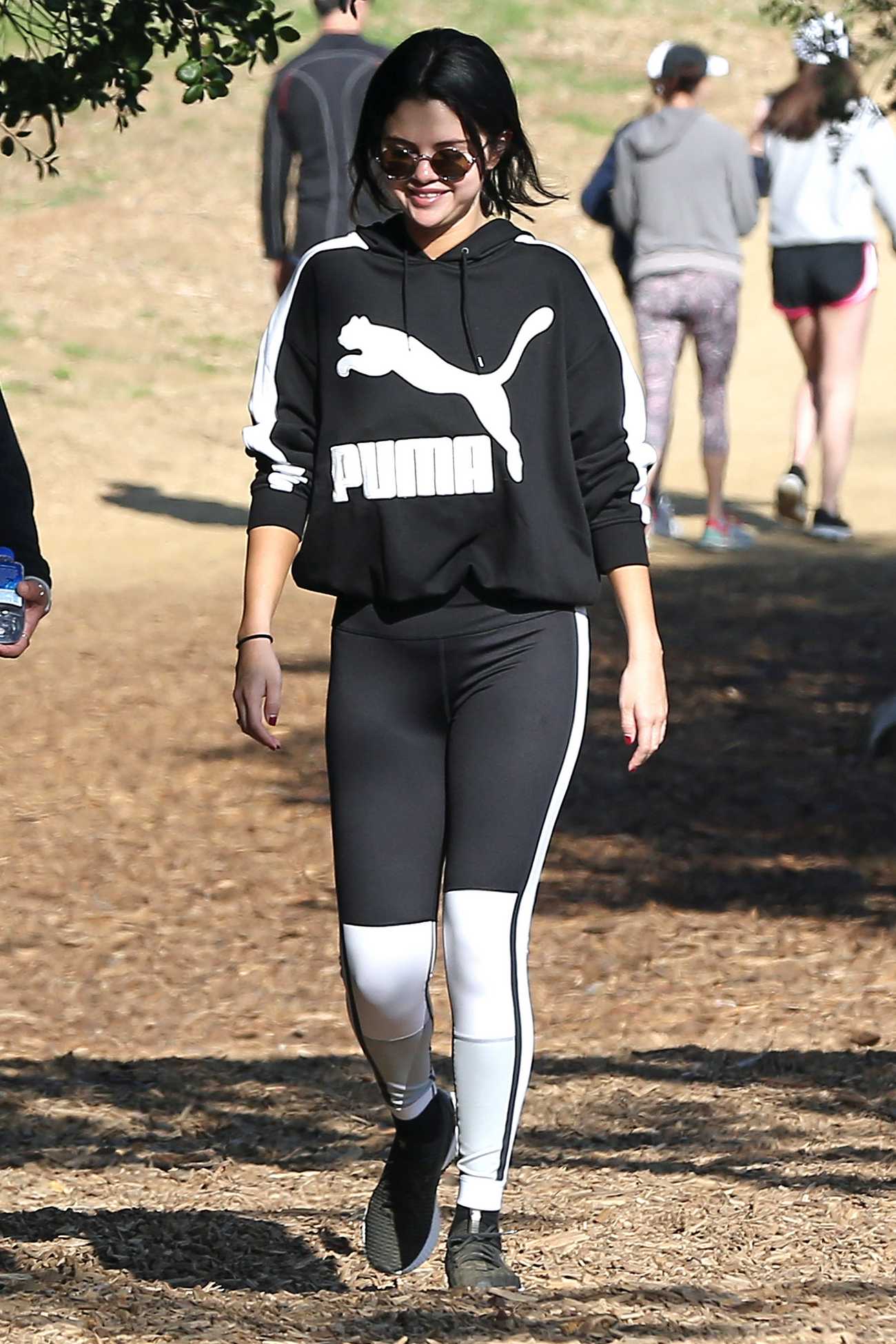 Selena_Gomez_-_Out_for_a_hike_in_Los_Angeles2C_2018-12-24-05.jpg