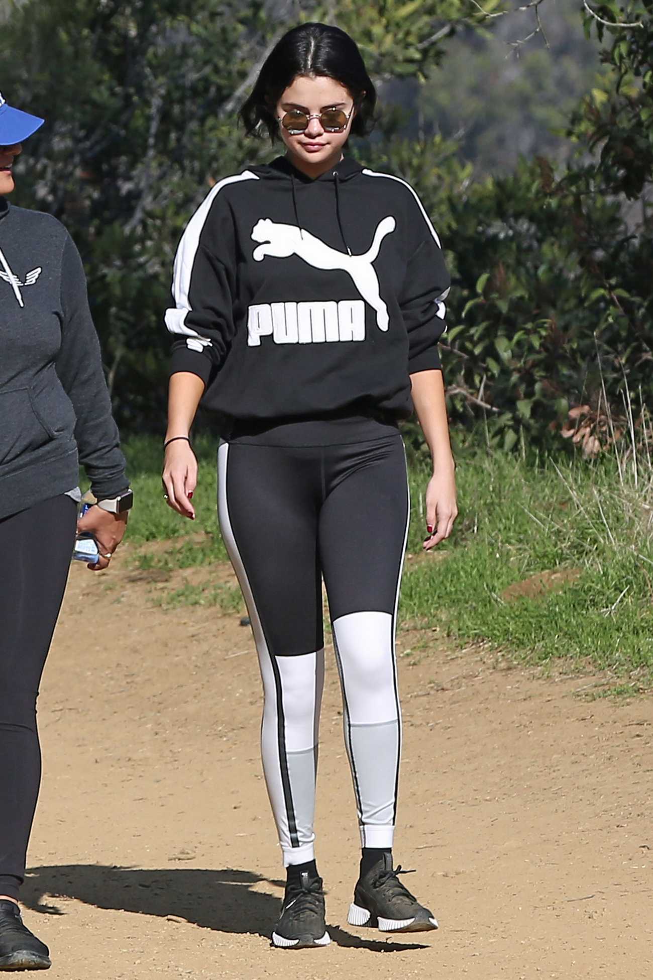 Selena_Gomez_-_Out_for_a_hike_in_Los_Angeles2C_2018-12-24-07.jpg