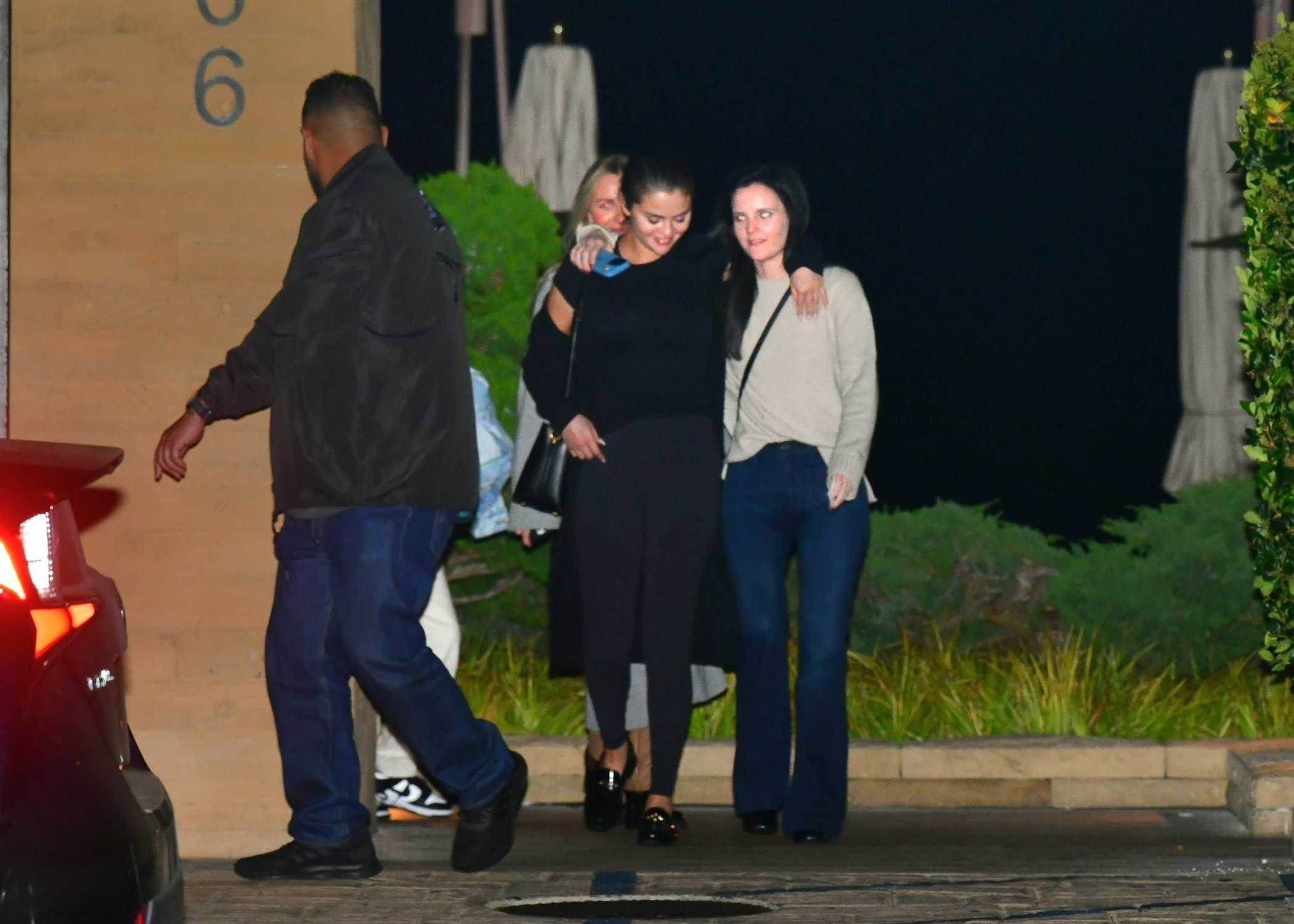 Selena_Gomez_-_Out_for_dinner_at_Nobu_in_Malibu_October_202C_202301.jpg