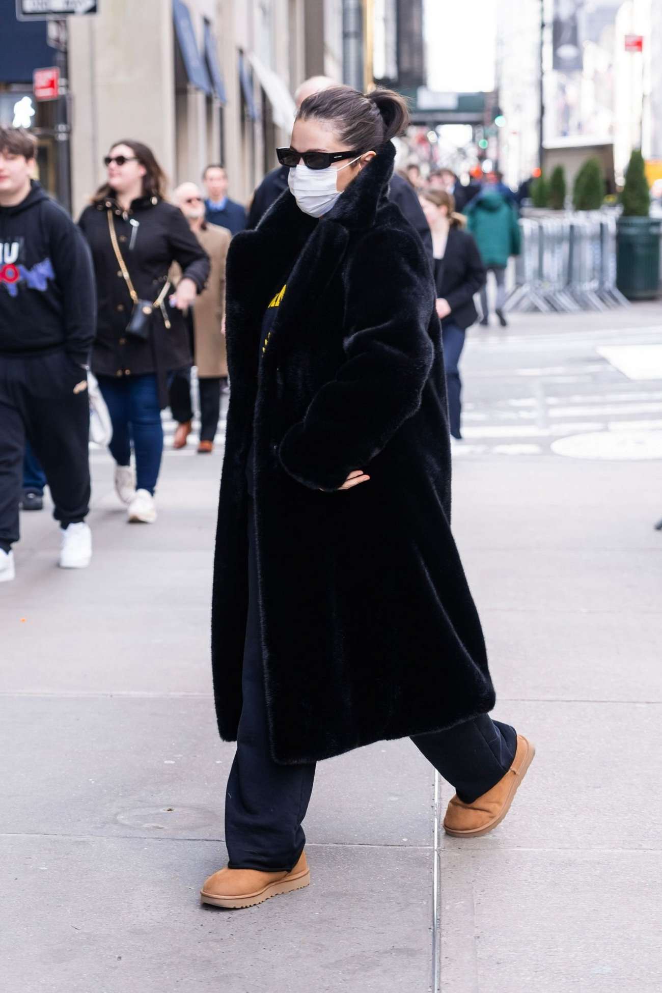 Selena_Gomez_-_Out_for_shopping_in_New_York_City_0316202301.jpg