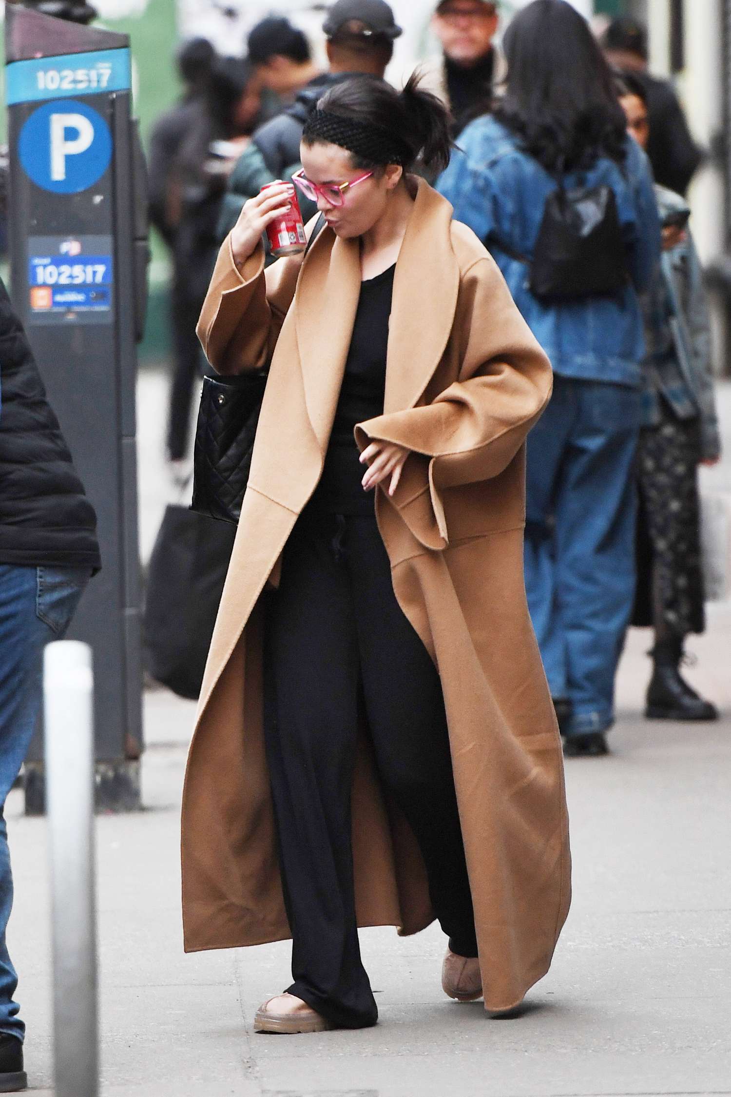 Selena_Gomez_-_Out_in_New_York_City_0408202301.jpg