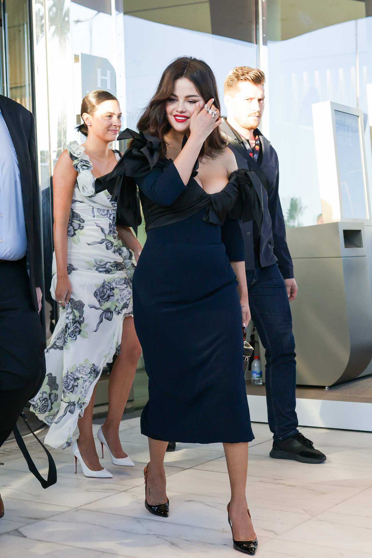 Selena_Gomez_-_Outside_Hotel_Martinez_in_Cannes_May_172C_2024_17.jpg