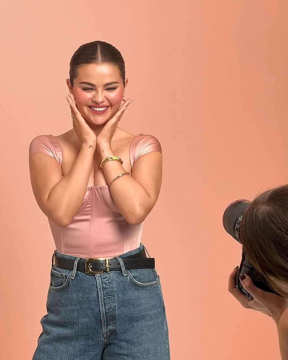 Selena_Gomez_-_Rare_Beauty_Soft_Pinch_Luminous_Powder_Blush_2024_01.jpg