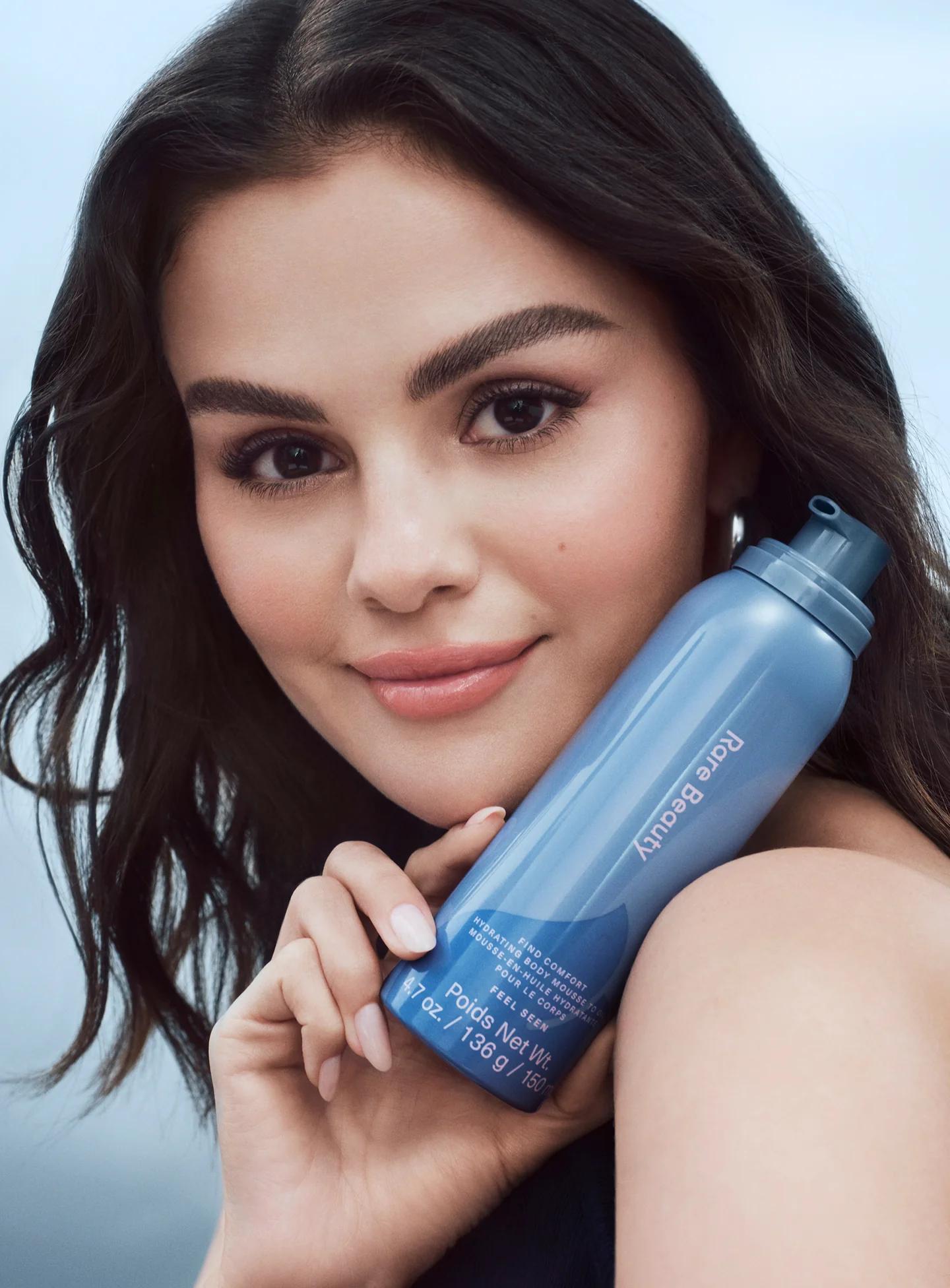 Selena_Gomez_-_Rare_Beauty__Find_Comfort_-_Feel_Seen__campaign_28December_202529_01.jpg