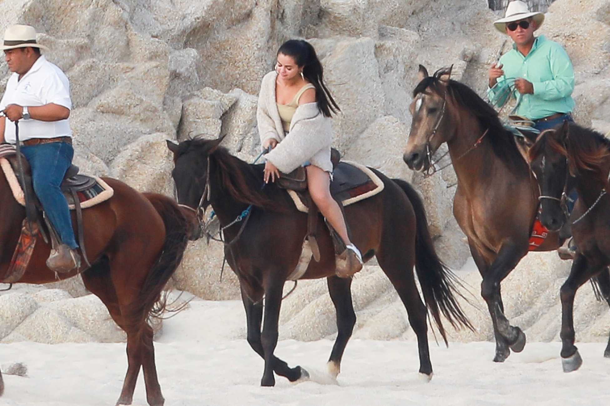 Selena_Gomez_-_Riding_a_horse_with_friends_in_Cabo_San_Lucas2C_Mexico_-_011119-02.jpg