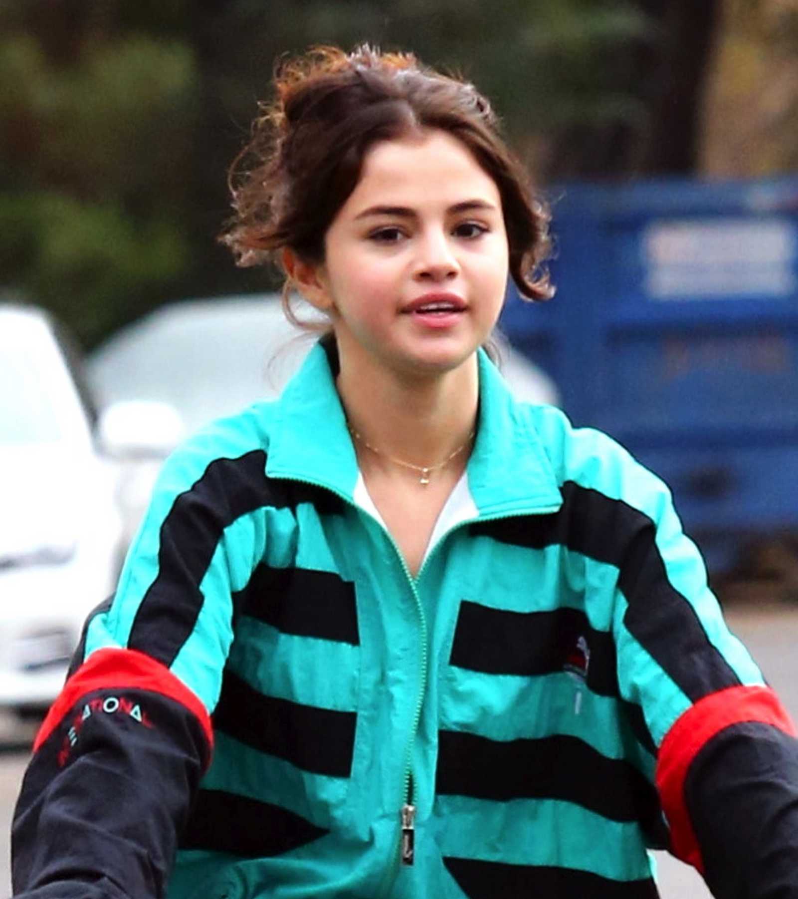 Selena_Gomez_-_Riding_her_bike_in_Los_Angeles2C_CA_on_October_31-03.jpg