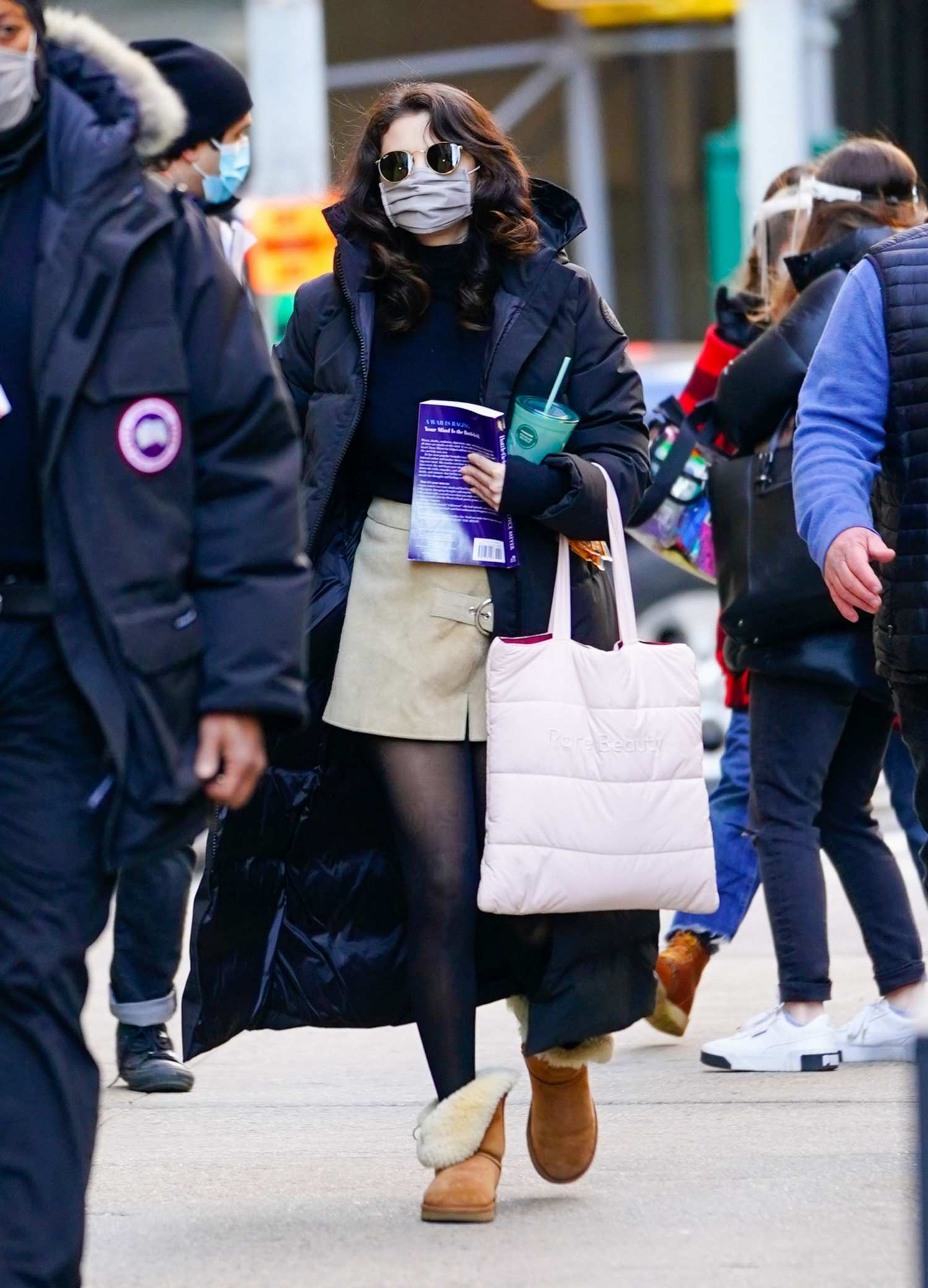 Selena_Gomez_-_Seen_heading_to_the_movie_set_of_Only_Murders_in_New_York_City_01192021_06.jpg