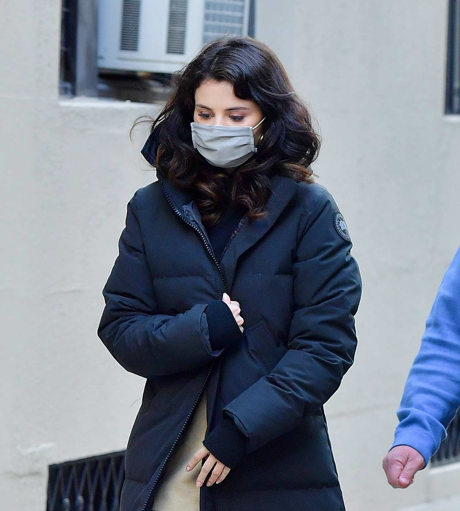 Selena_Gomez_-_Seen_heading_to_the_movie_set_of_Only_Murders_in_New_York_City_01192021_17.jpg