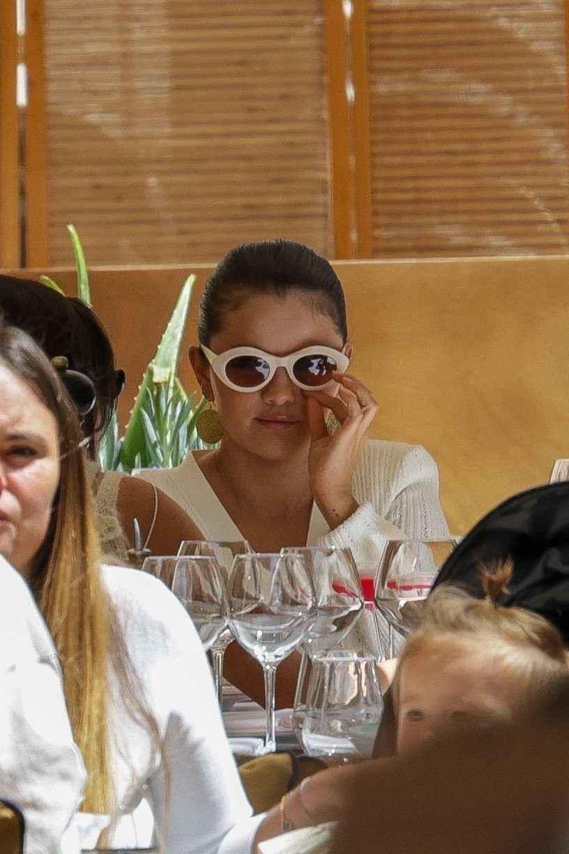 Selena_Gomez_-_Seen_out_during_the_77th_Annual_Cannes_FIlm_Festival_in_Cannes2C_France_May_172C_2024_09.jpg