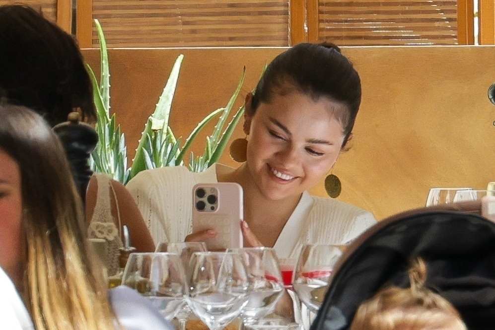 Selena_Gomez_-_Seen_out_during_the_77th_Annual_Cannes_FIlm_Festival_in_Cannes2C_France_May_172C_2024_10.jpg
