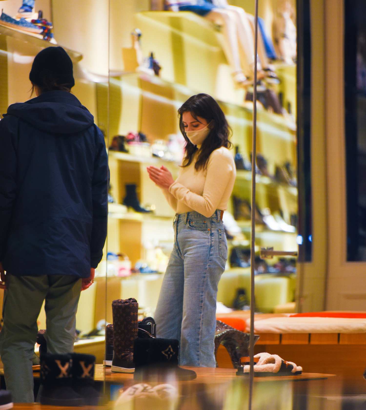 Selena_Gomez_-_Shopping_in_New_York_City_January_252C_2021_01.jpg