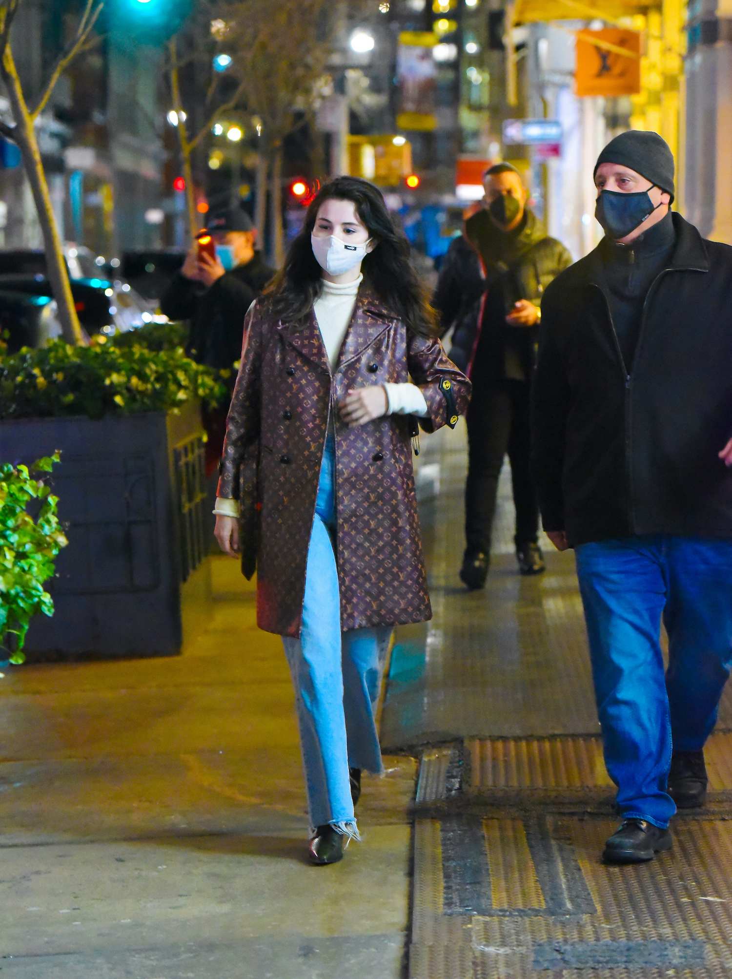 Selena_Gomez_-_Shopping_in_New_York_City_January_252C_2021_02.jpg