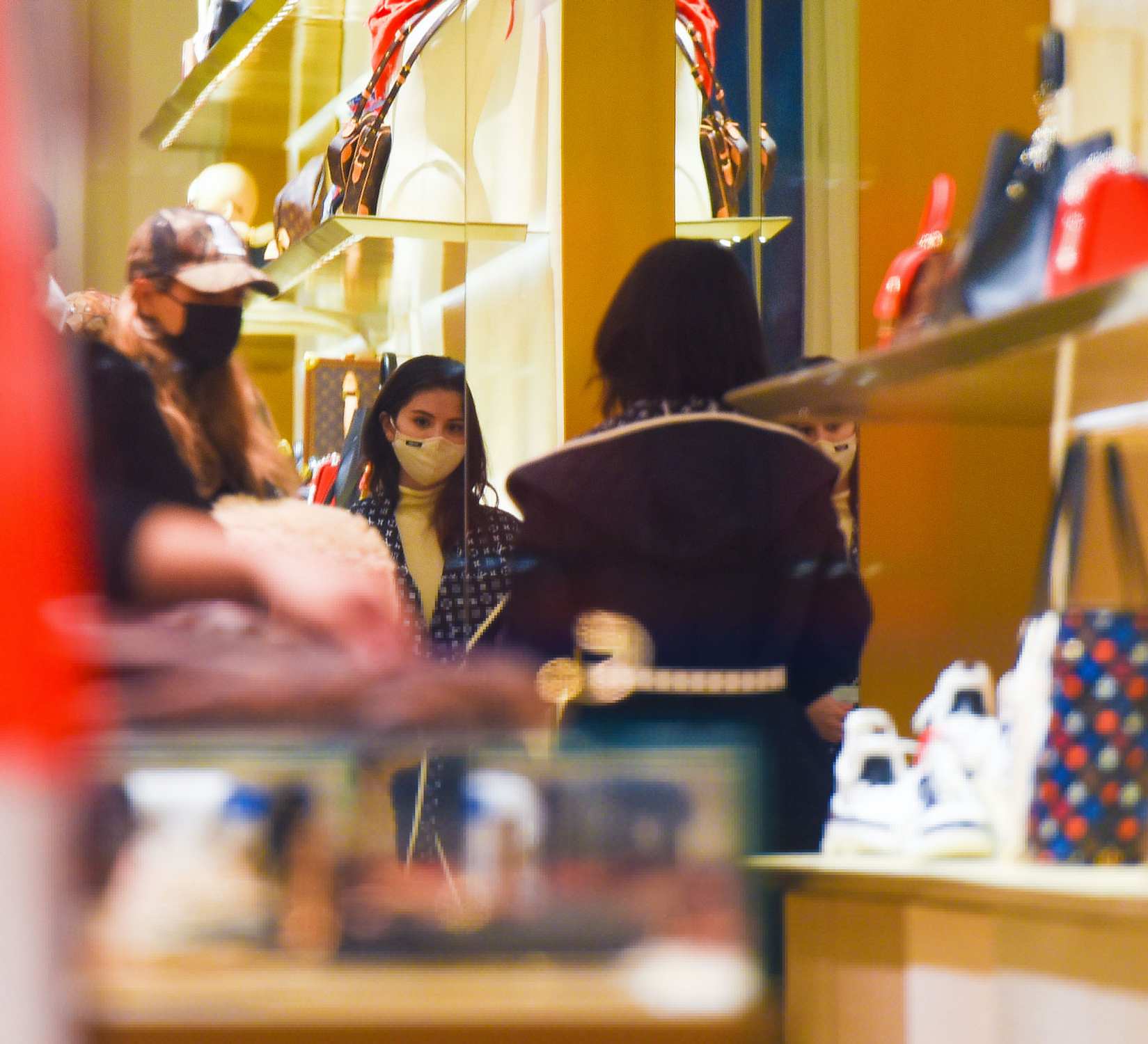 Selena_Gomez_-_Shopping_in_New_York_City_January_252C_2021_03.jpg