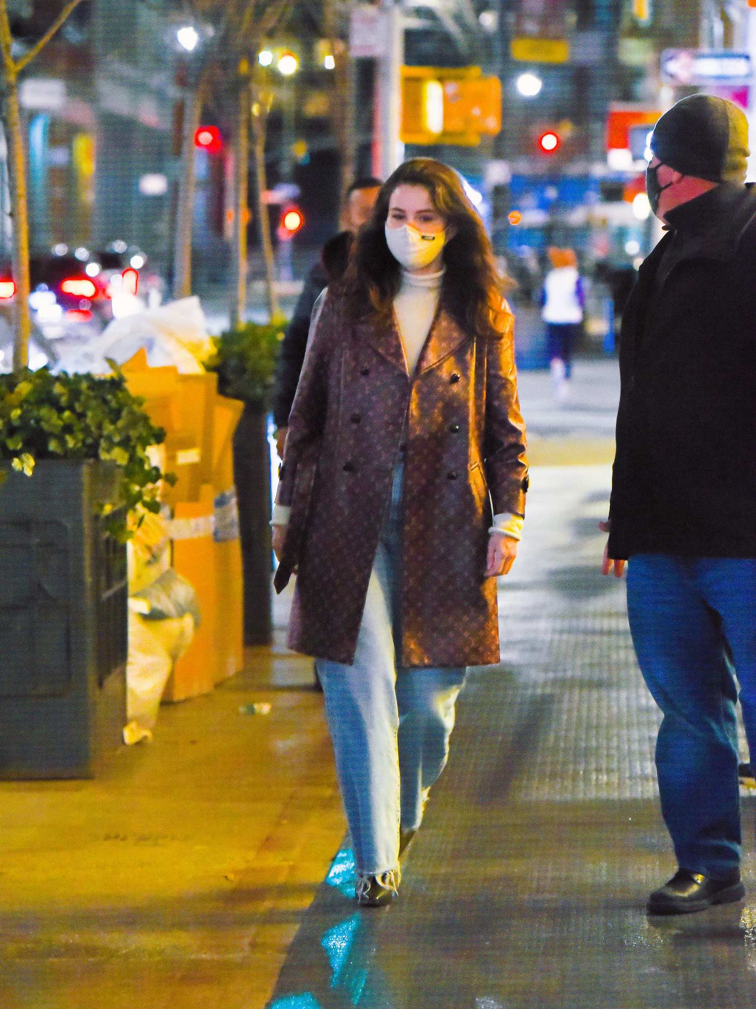 Selena_Gomez_-_Shopping_in_New_York_City_January_252C_2021_04.jpg