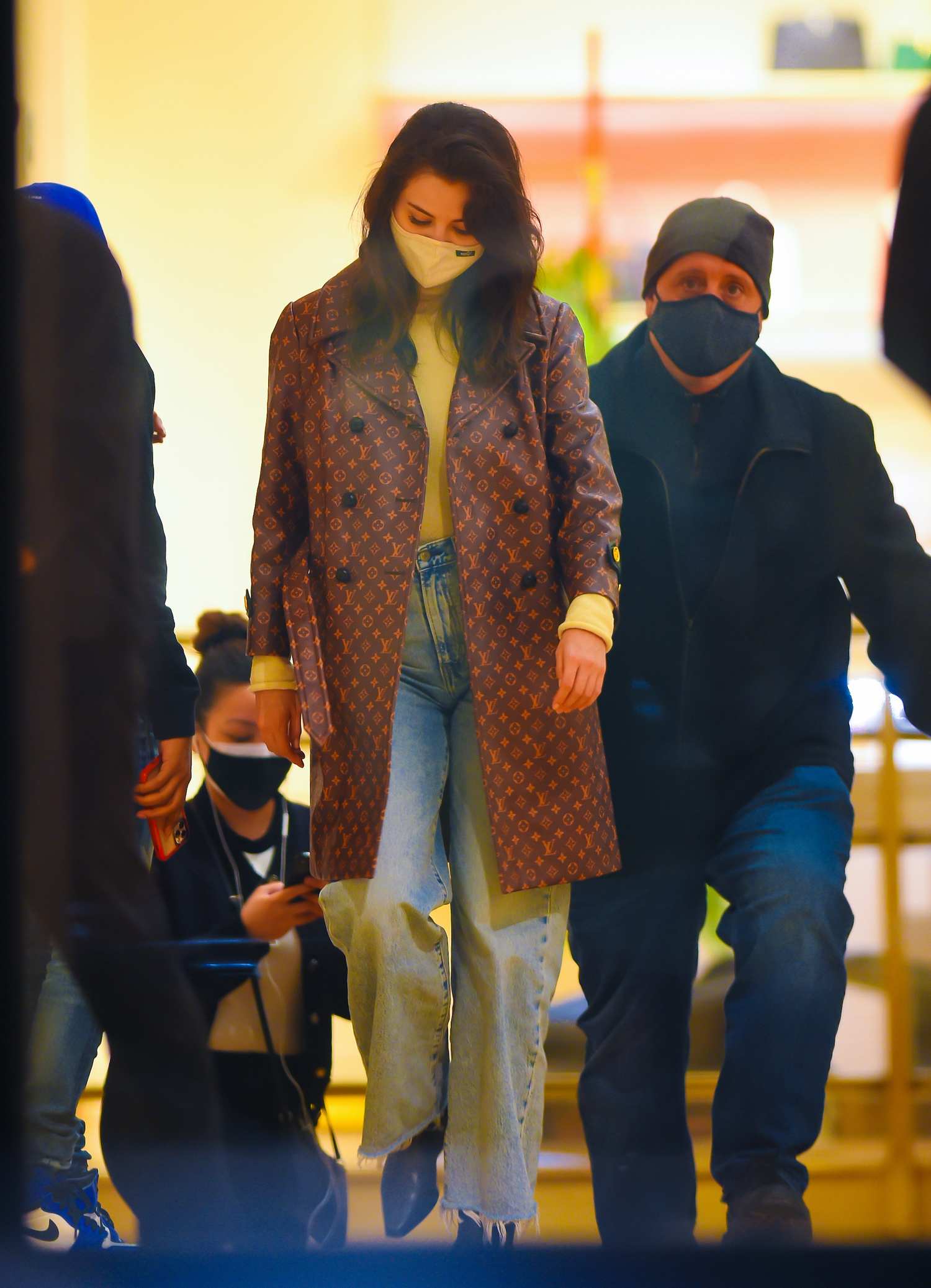 Selena_Gomez_-_Shopping_in_New_York_City_January_252C_2021_06.jpg
