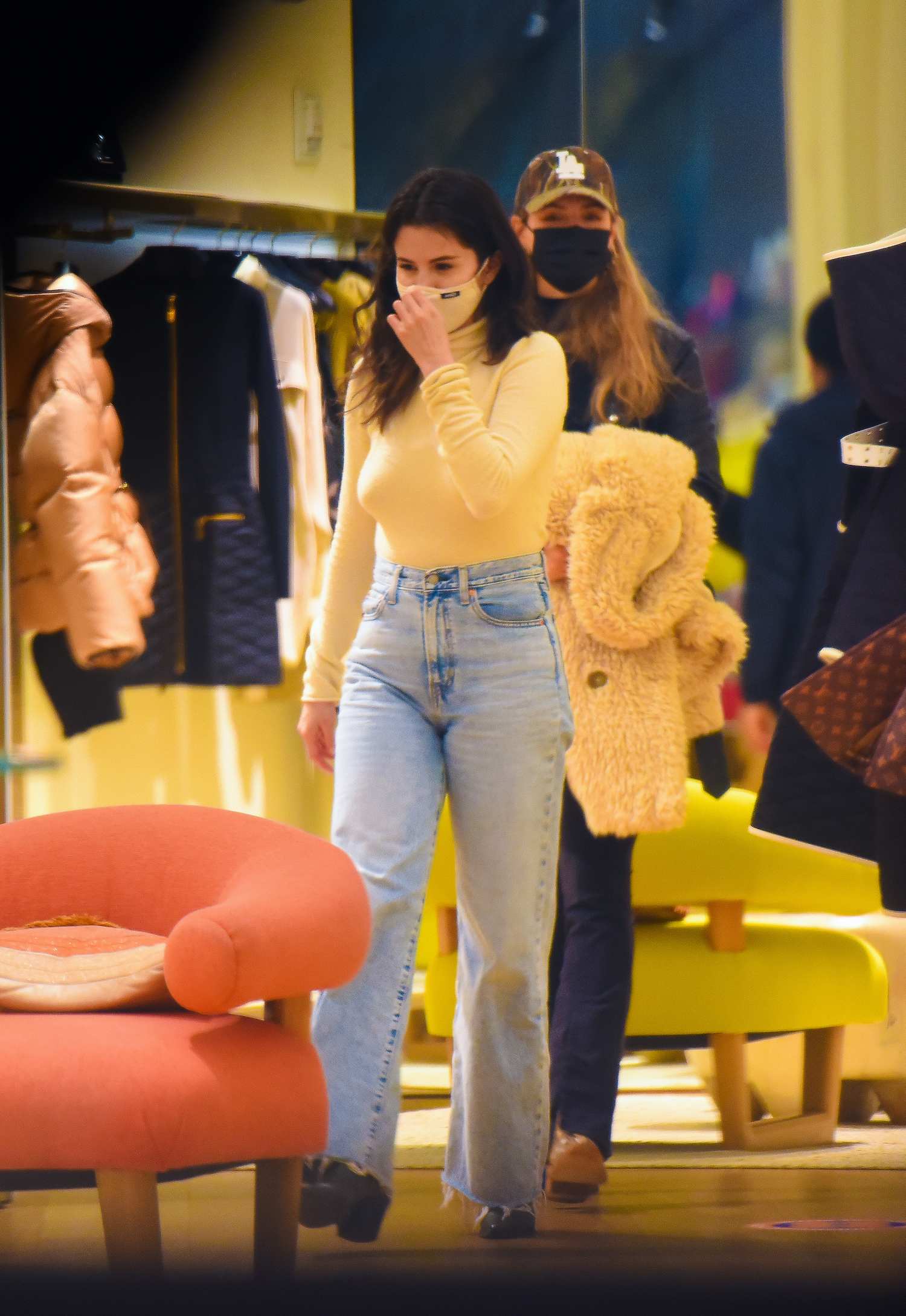 Selena_Gomez_-_Shopping_in_New_York_City_January_252C_2021_08.jpg