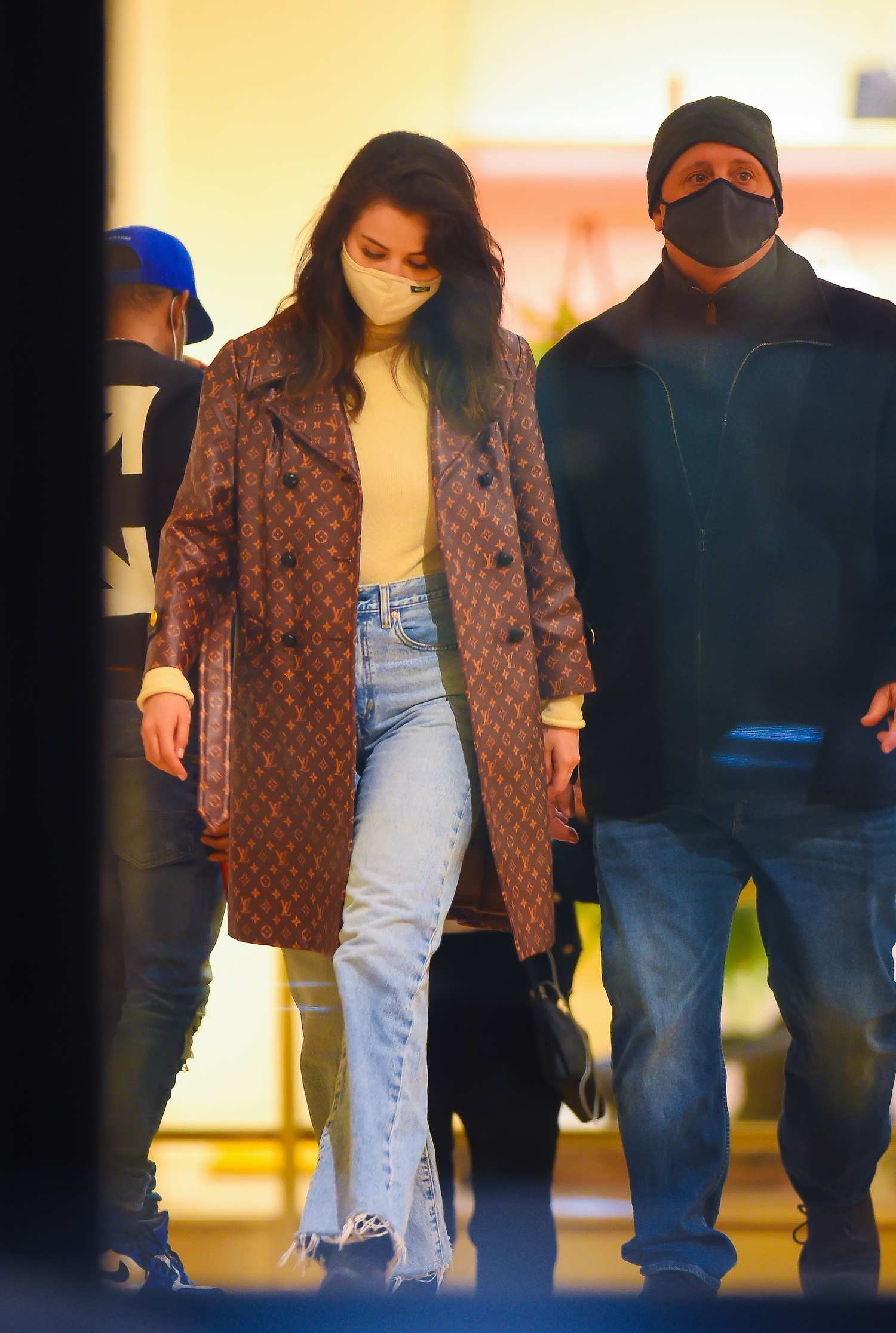 Selena_Gomez_-_Shopping_in_New_York_City_January_252C_2021_11.jpg