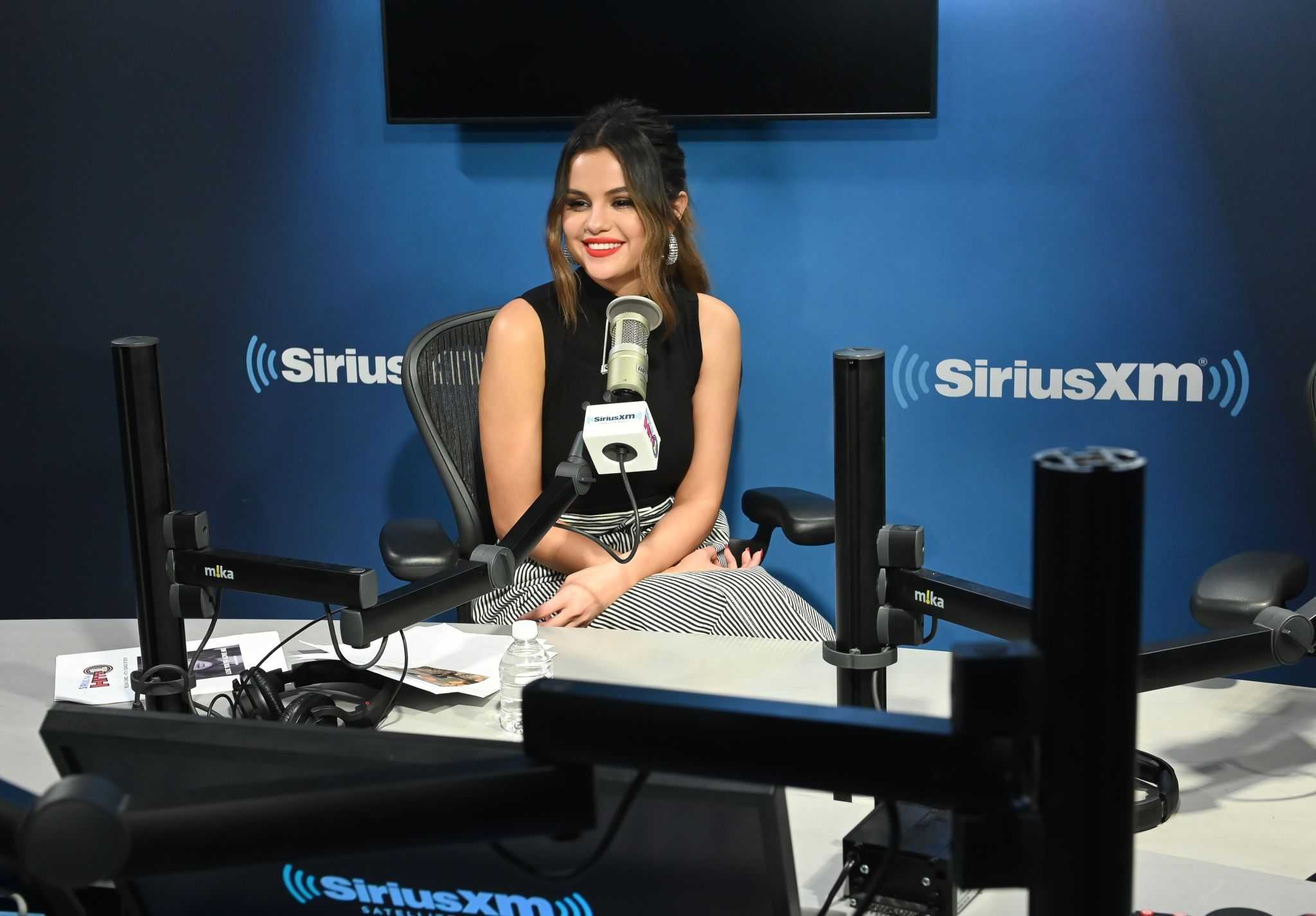 Selena_Gomez_-_Sirius_XM_s_Hits1_in_NY_October_282C_2019-01.jpg