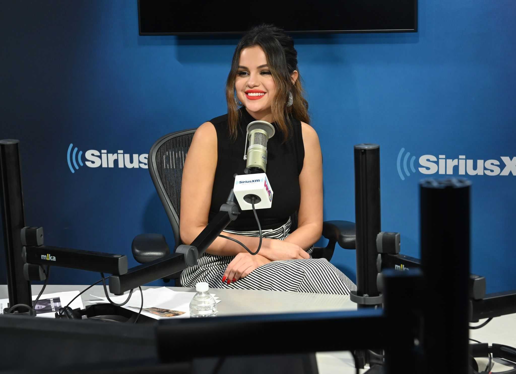 Selena_Gomez_-_Sirius_XM_s_Hits1_in_NY_October_282C_2019-02.jpg