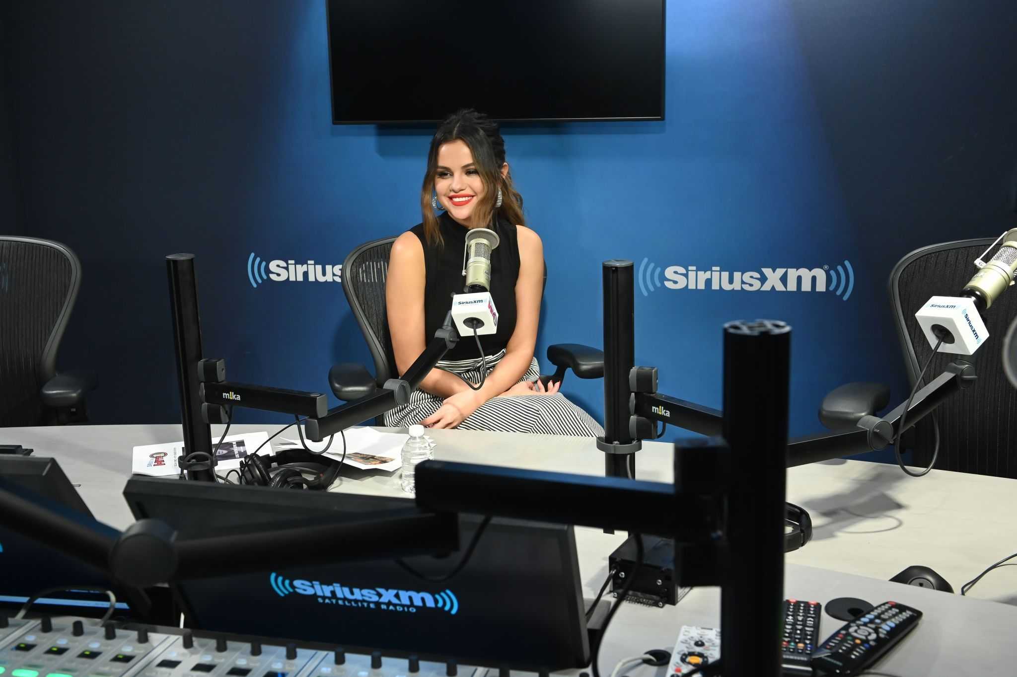 Selena_Gomez_-_Sirius_XM_s_Hits1_in_NY_October_282C_2019-05.jpg