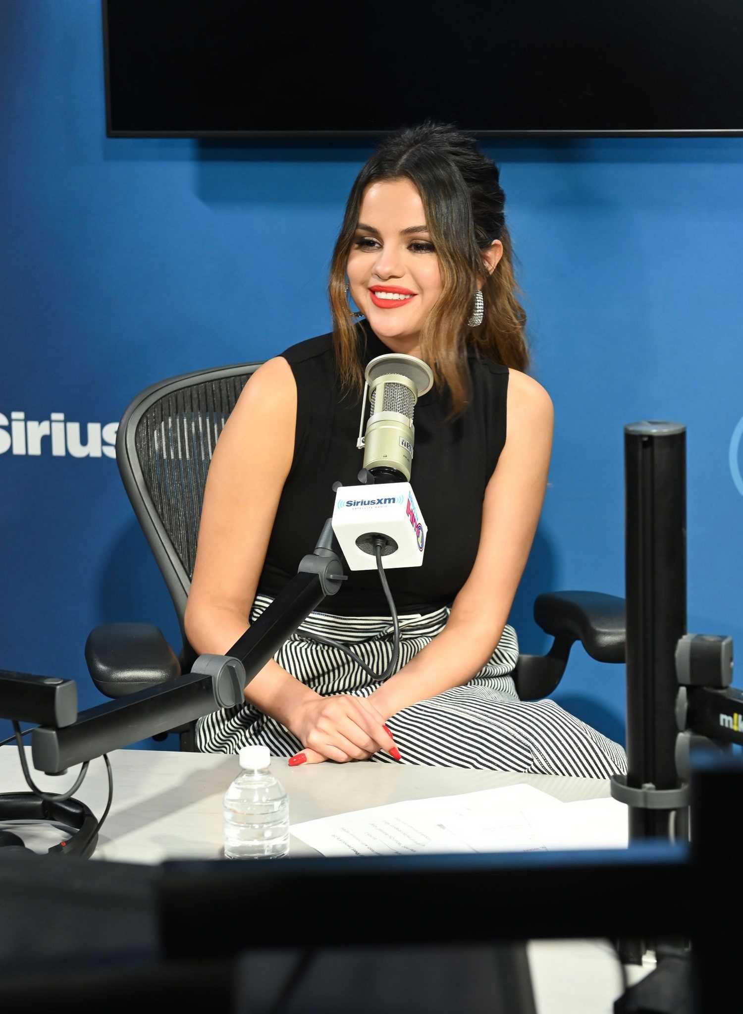 Selena_Gomez_-_Sirius_XM_s_Hits1_in_NY_October_282C_2019-06.jpg